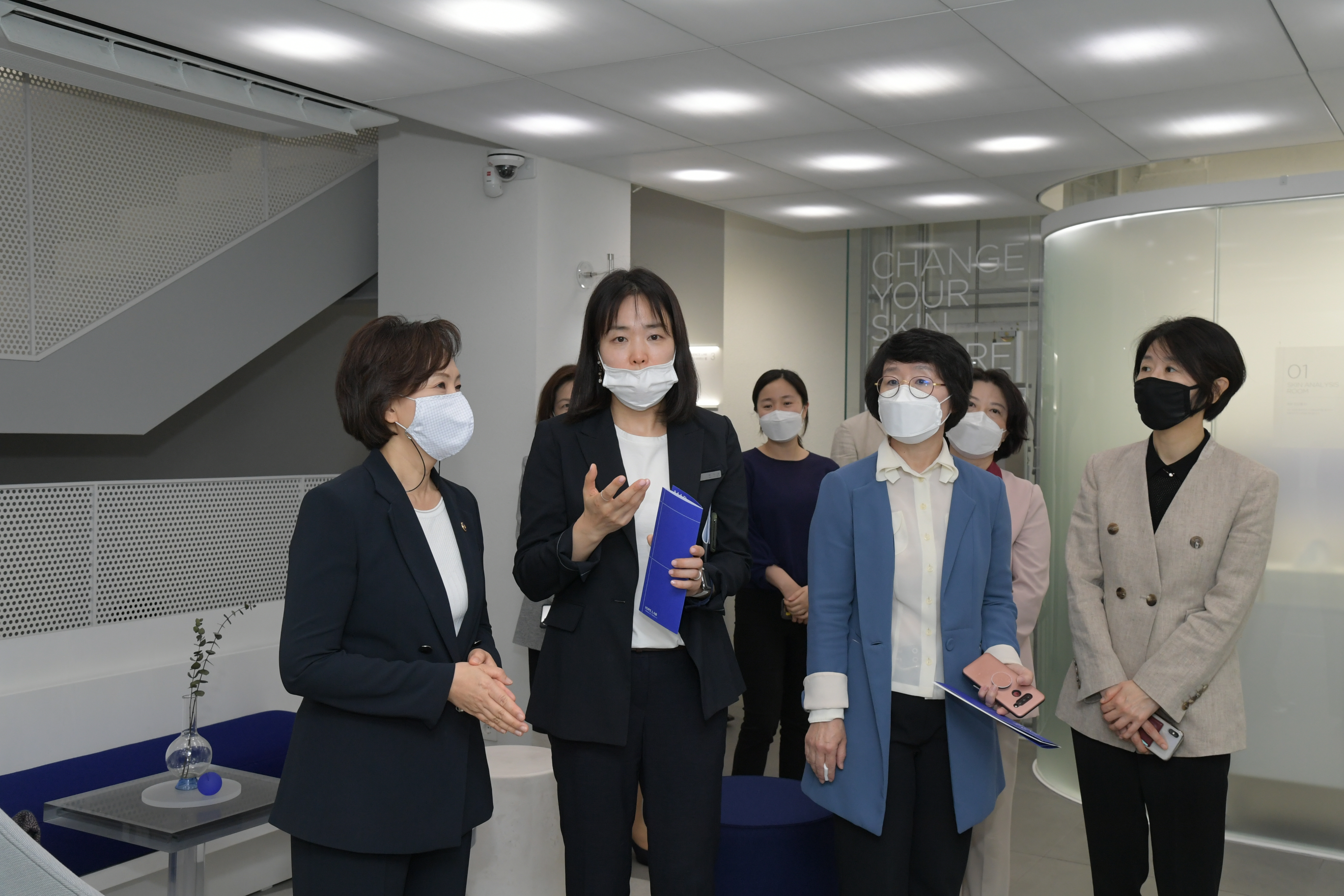 Photo News2 - [May 29, 2020] Minister of Food and Drug Safety visits customized cosmetics lab and attends CEO Meeting