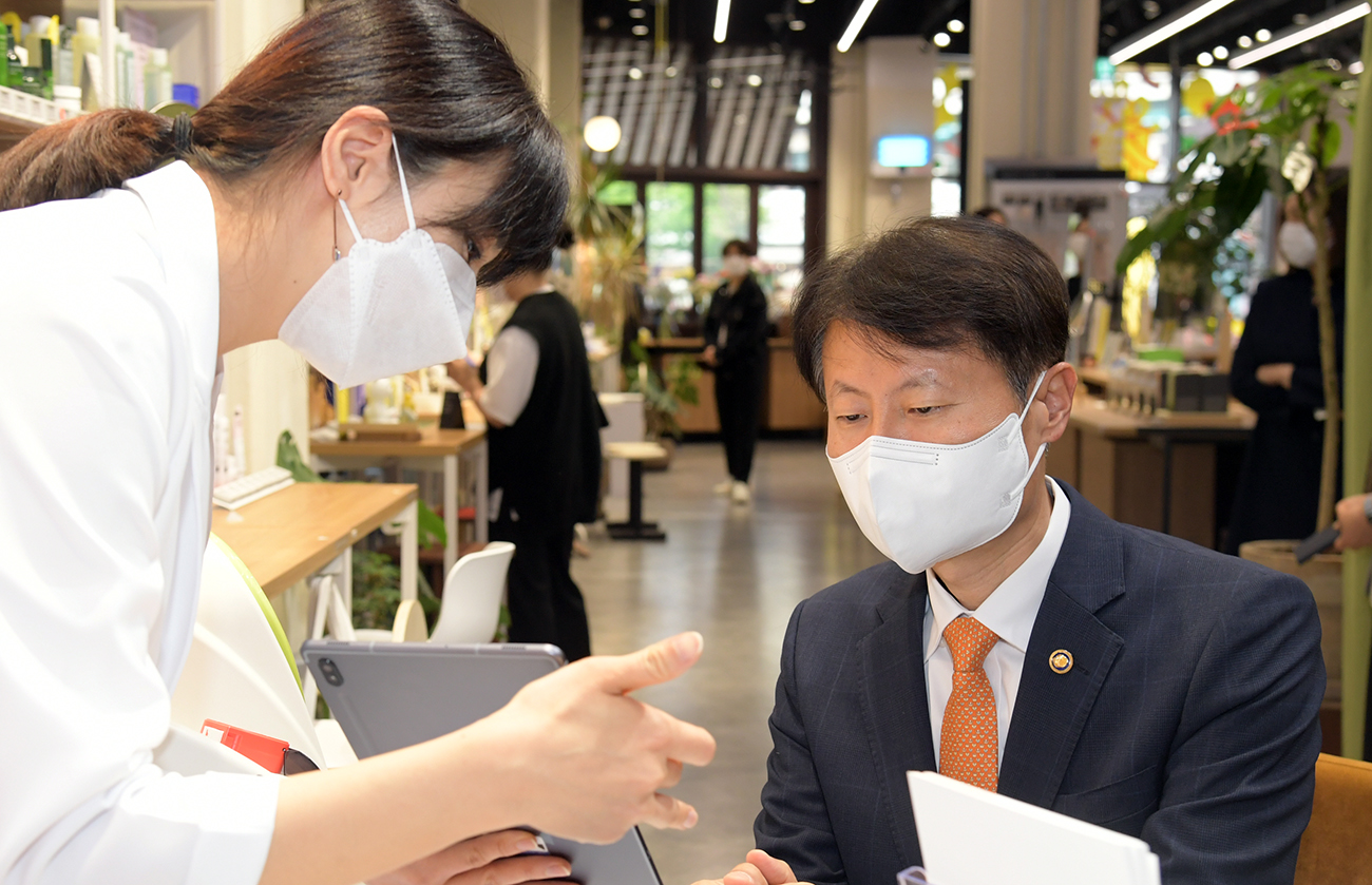 [May 28, 2021] Minister visits sales site of cosmetics sold in small portions