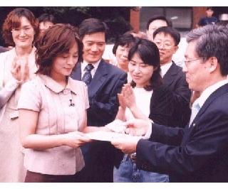 식약청 홍보대사(우희진)에 명예식품감시원증 수여