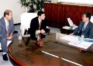 (2003.7.28)심창구 청장 국제 PDA회장과 환담 