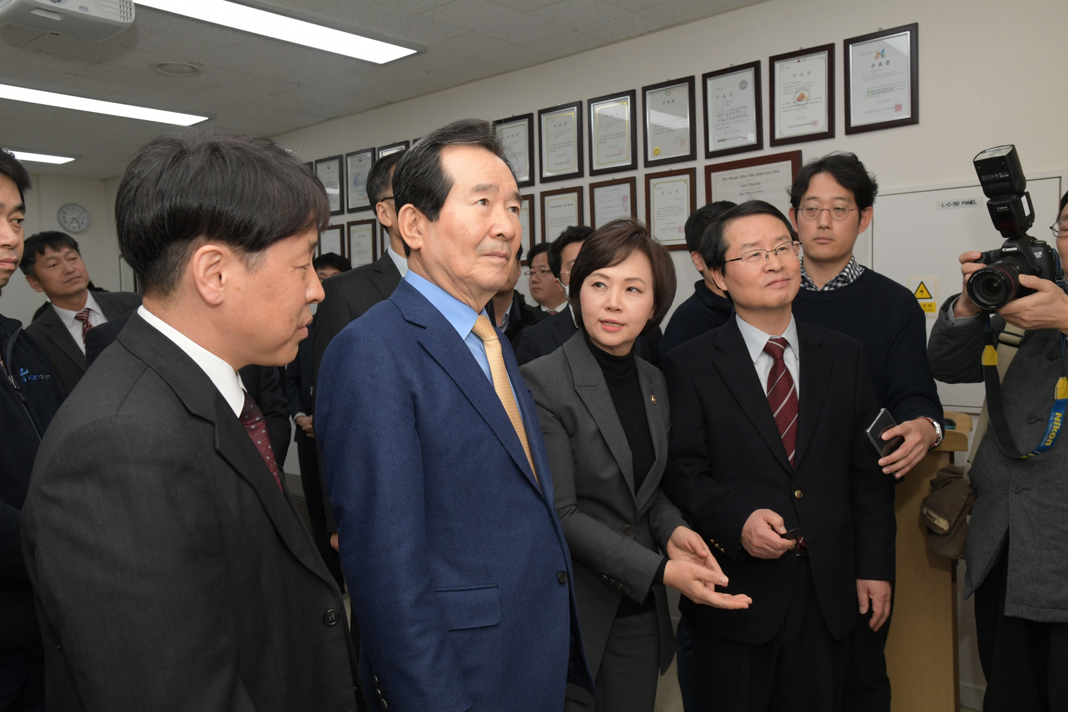 Photo News1 - [Feb. 6, 2020] Minister visits novel Coronavirus-19 diagnostic kit manufacturer