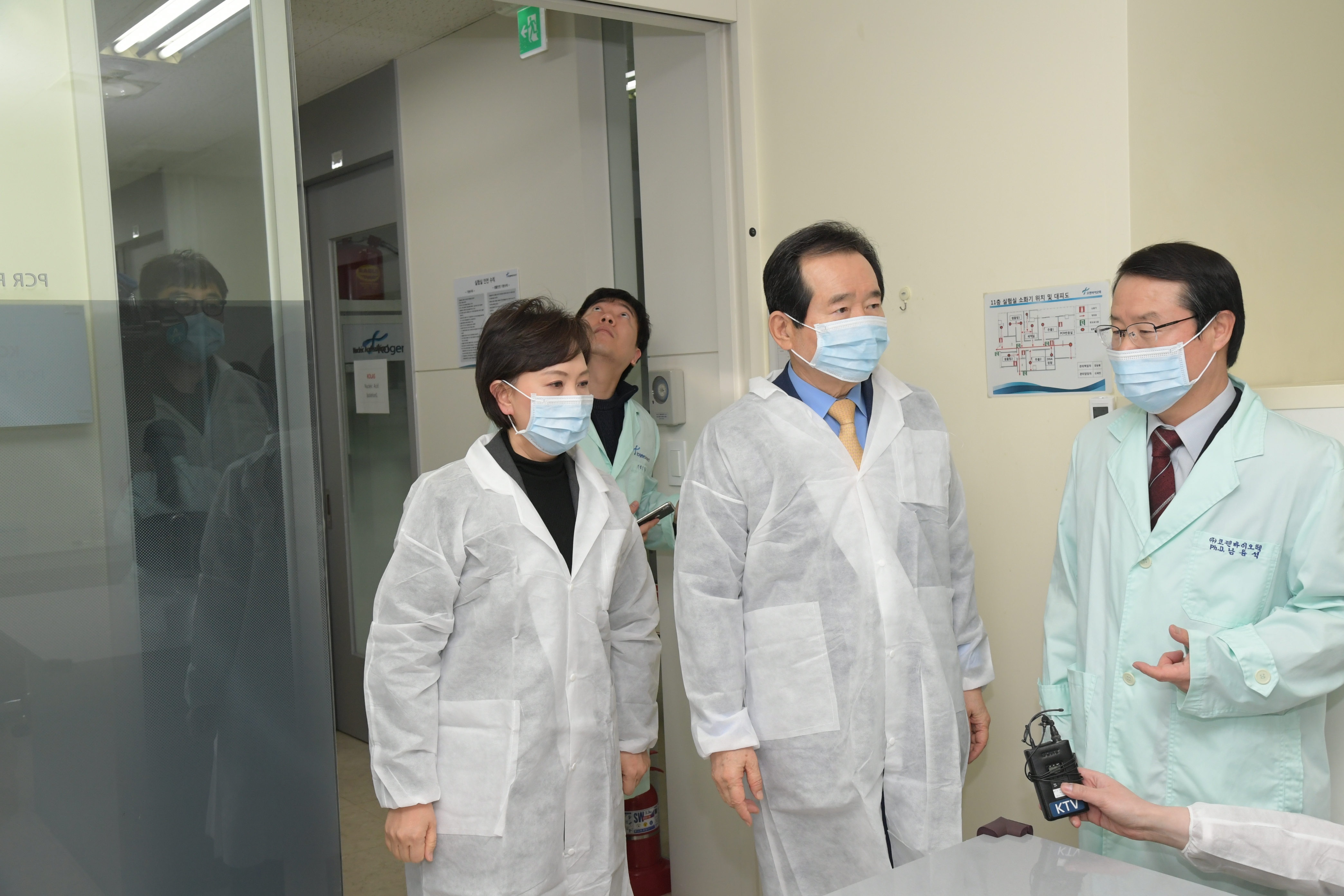 Photo News3 - [Feb. 6, 2020] Minister visits novel Coronavirus-19 diagnostic kit manufacturer