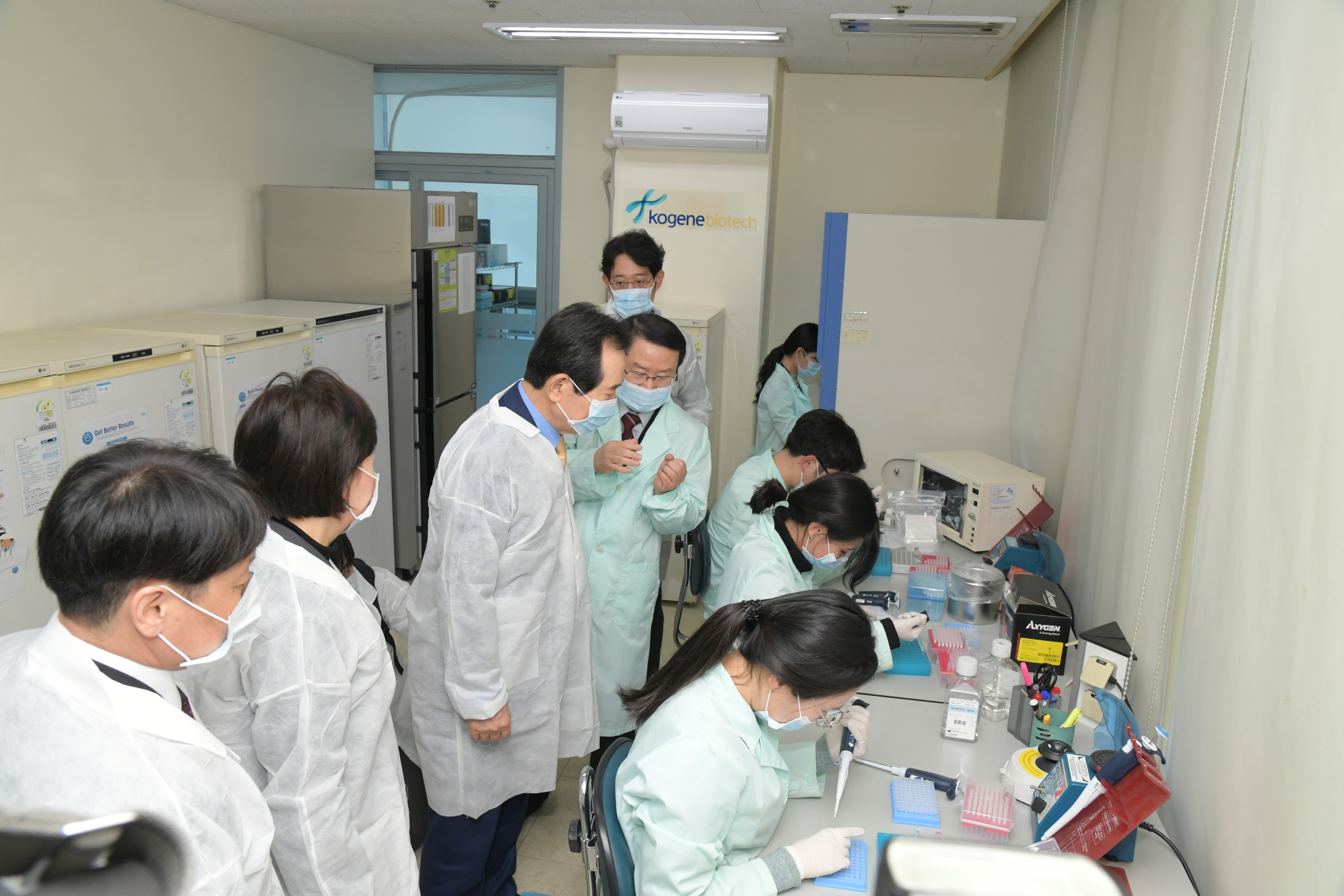 Photo News4 - [Feb. 6, 2020] Minister visits novel Coronavirus-19 diagnostic kit manufacturer