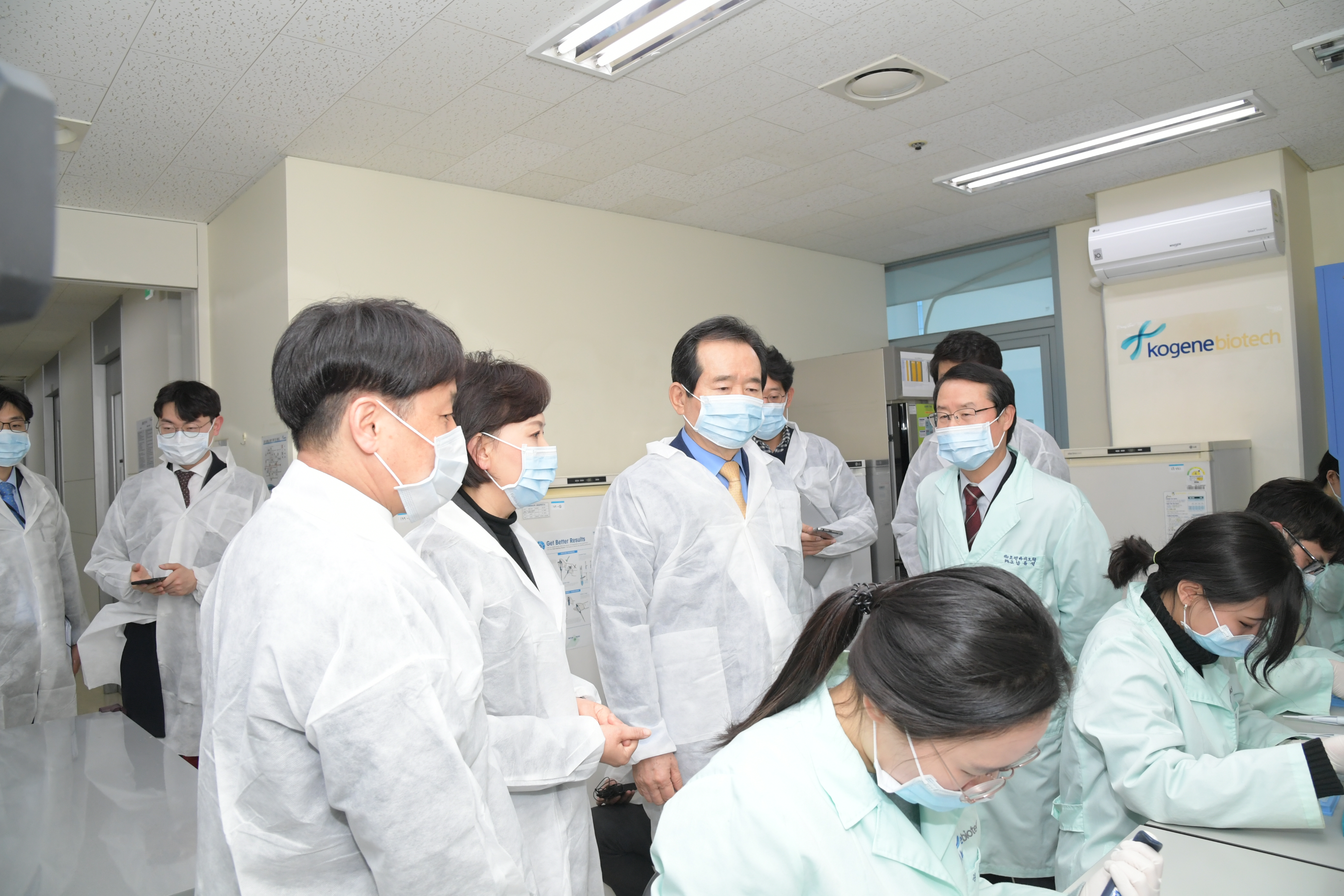 Photo News5 - [Feb. 6, 2020] Minister visits novel Coronavirus-19 diagnostic kit manufacturer