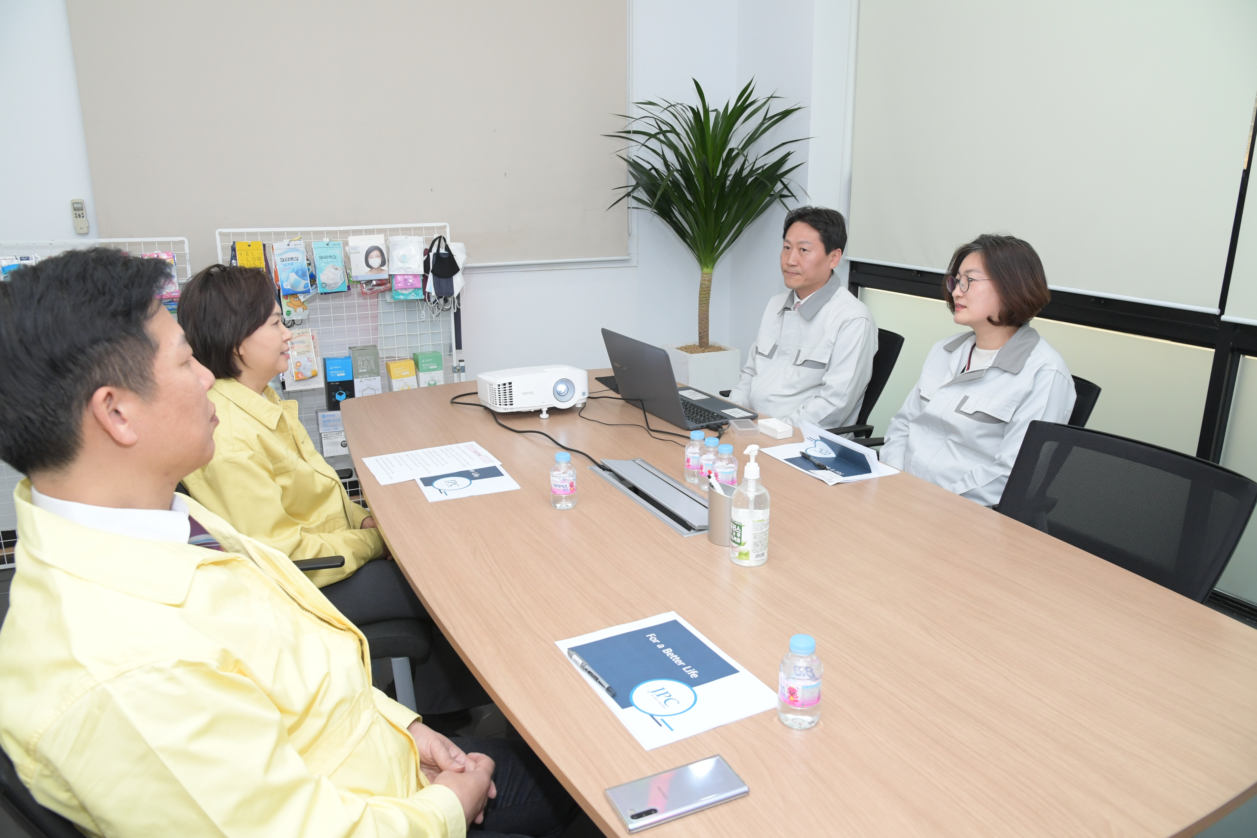 Photo News1 - [Mar. 16, 2020] Minister conducts inspection of filtering respirator manufacturing site