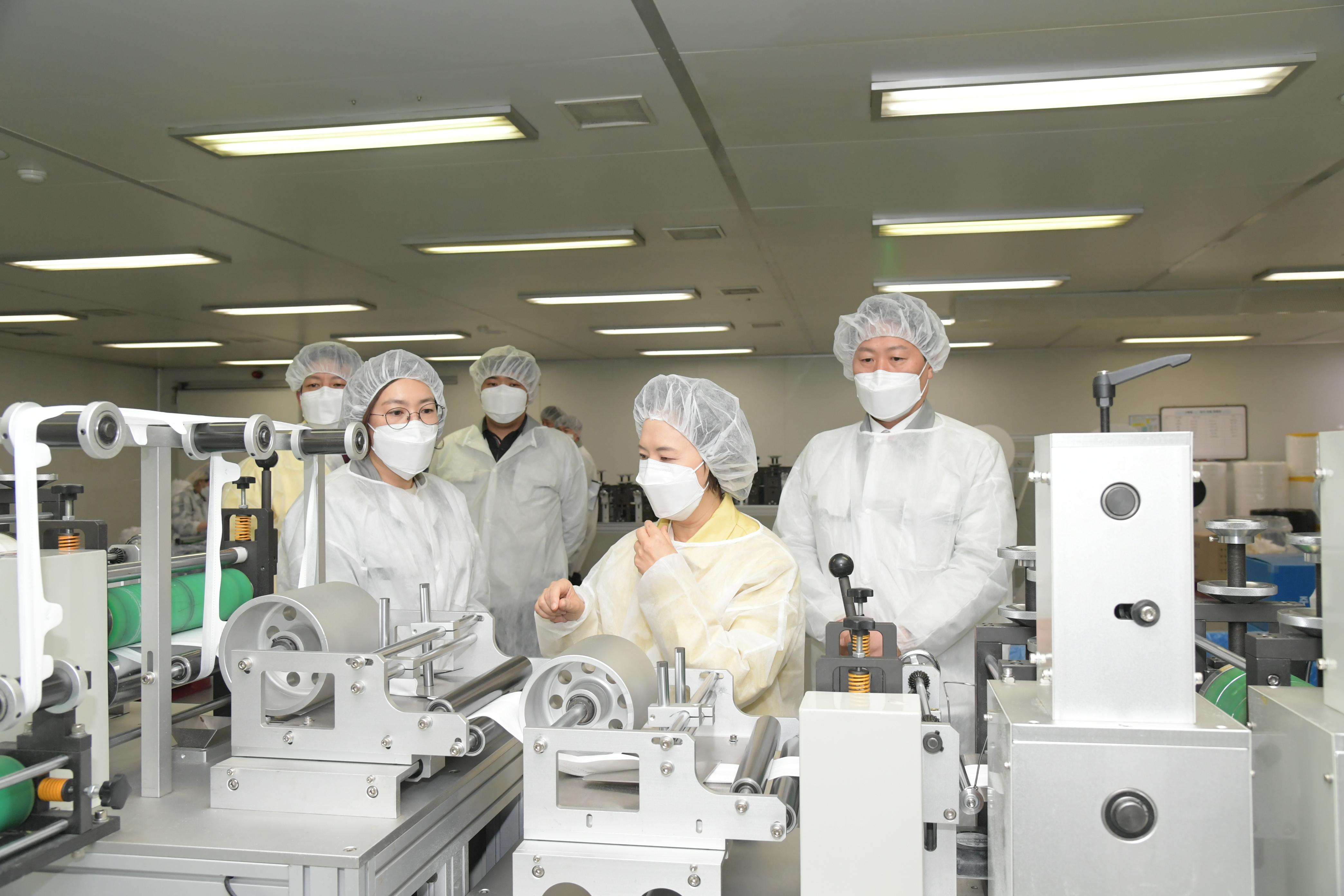 Photo News2 - [Mar. 16, 2020] Minister conducts inspection of filtering respirator manufacturing site
