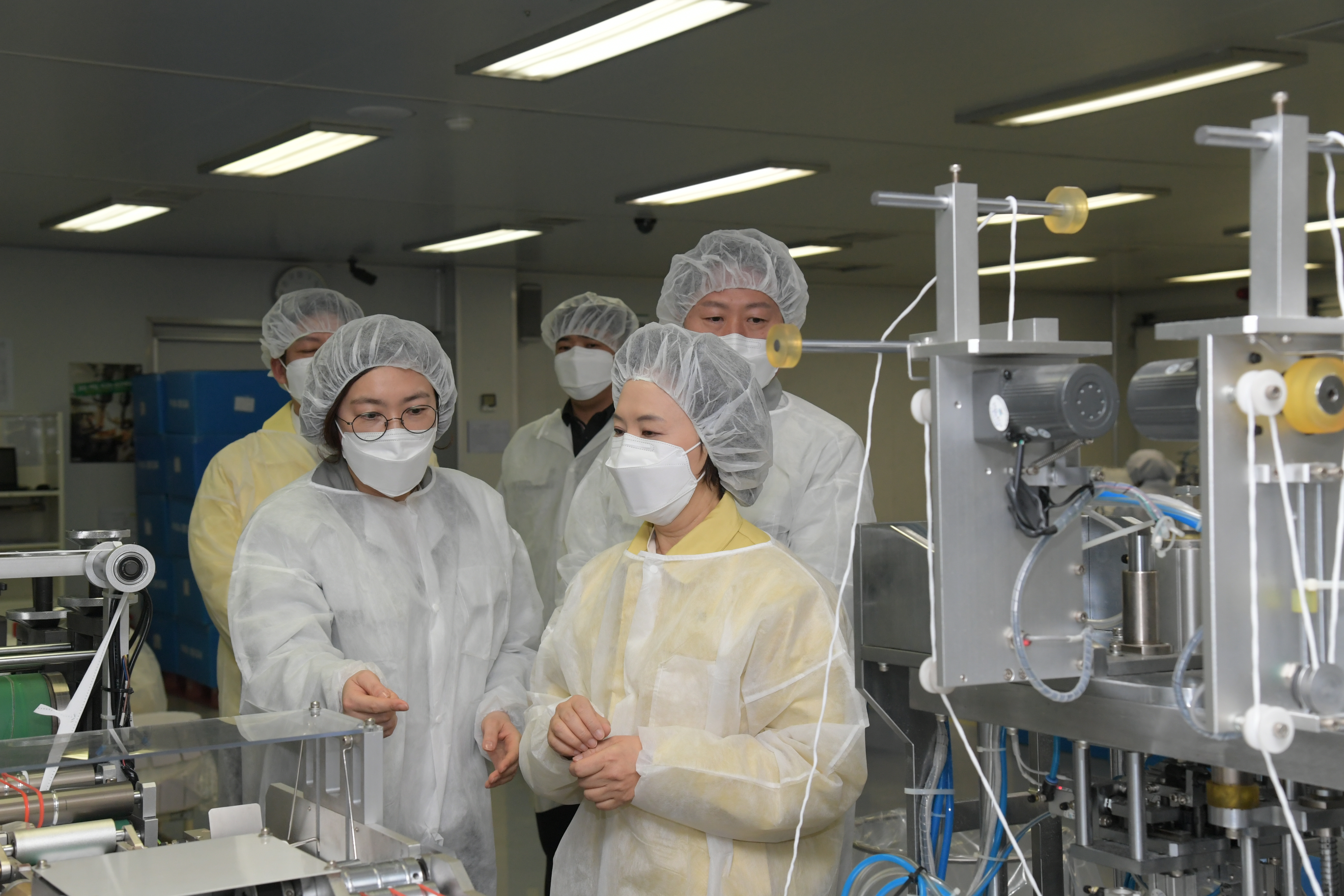 Photo News3 - [Mar. 16, 2020] Minister conducts inspection of filtering respirator manufacturing site