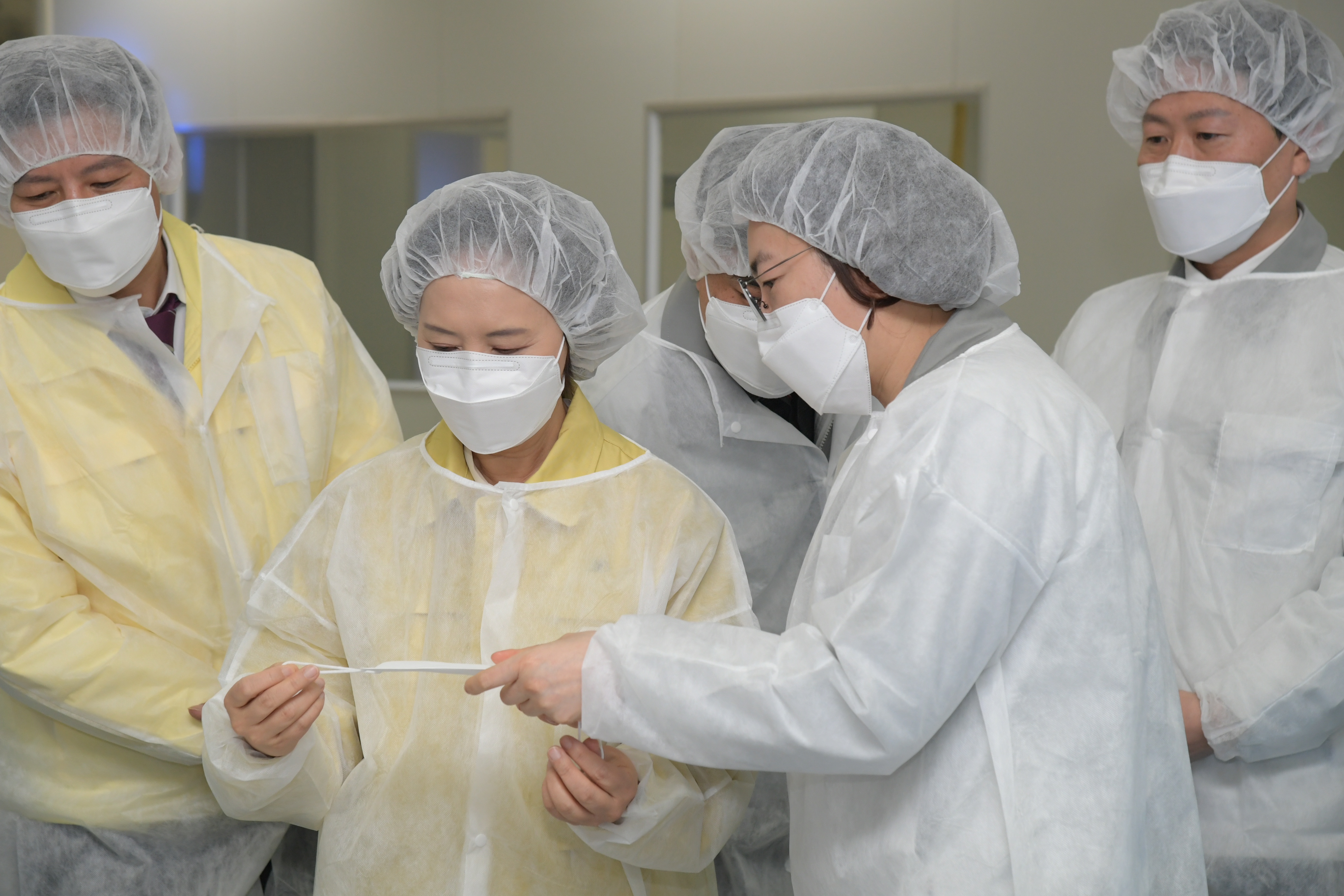 Photo News5 - [Mar. 16, 2020] Minister conducts inspection of filtering respirator manufacturing site