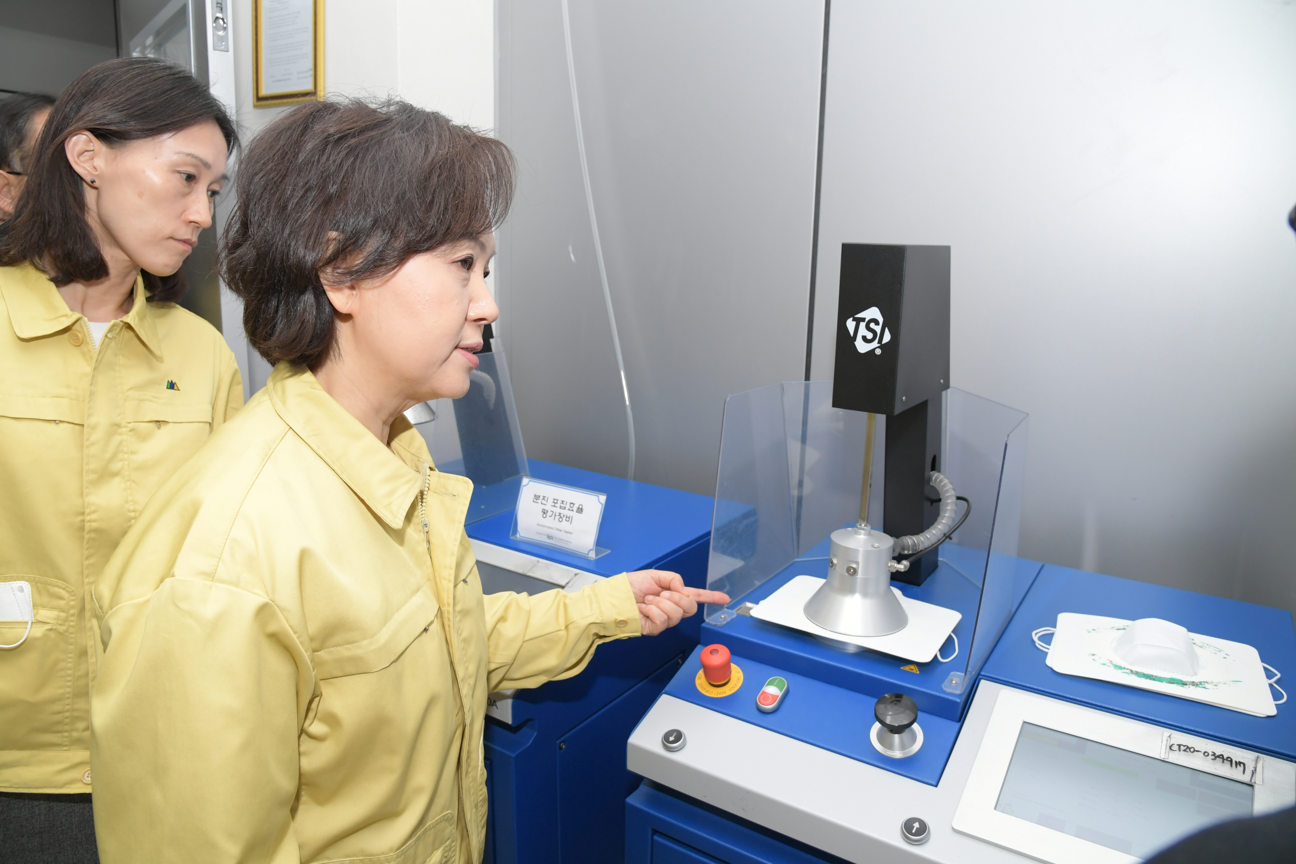 Photo News2 - [Mar. 19, 2020] Minister visits filtering respirator testing and inspection agency