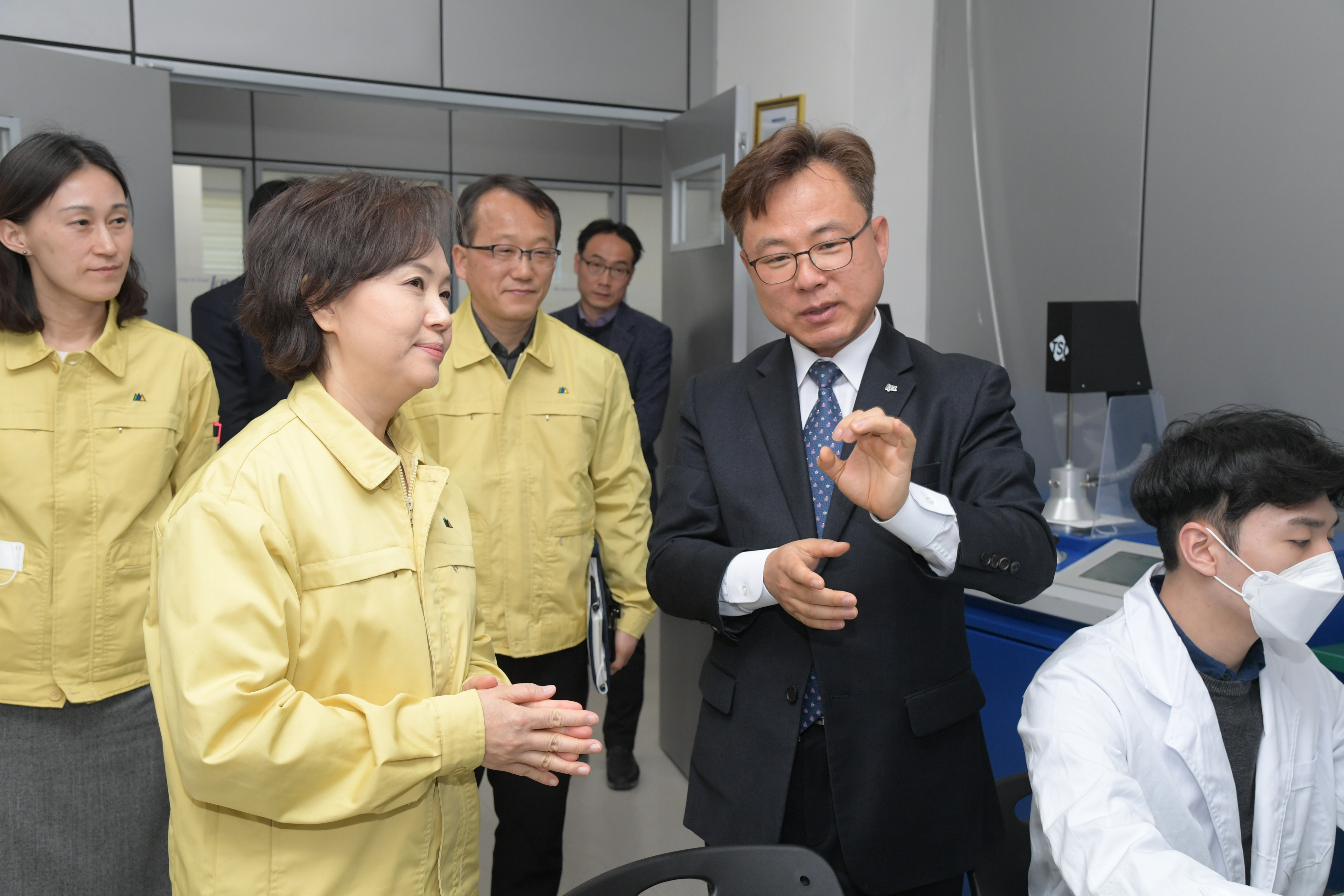 Photo News3 - [Mar. 19, 2020] Minister visits filtering respirator testing and inspection agency