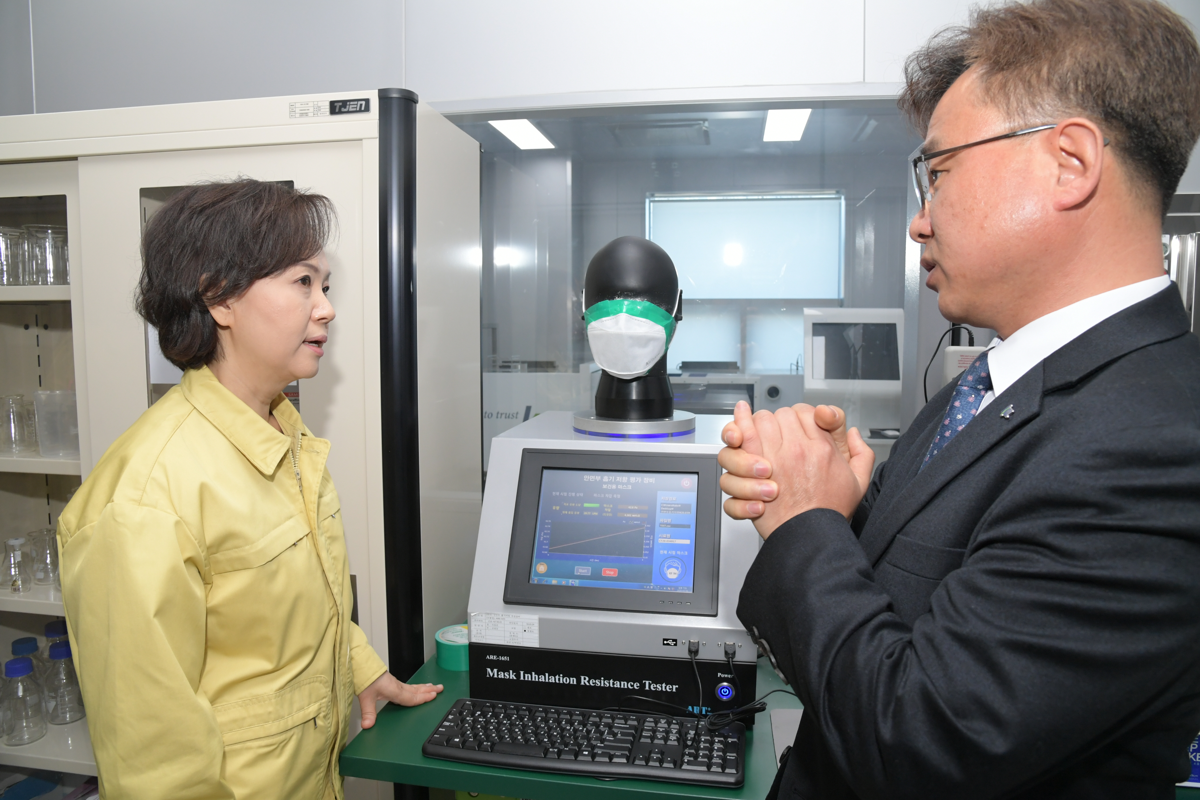 Photo News4 - [Mar. 19, 2020] Minister visits filtering respirator testing and inspection agency