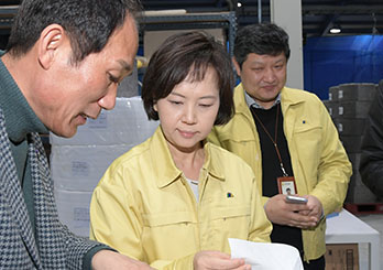 [Mar. 24, 2020] Minister inspects mask-filter manufacturing site