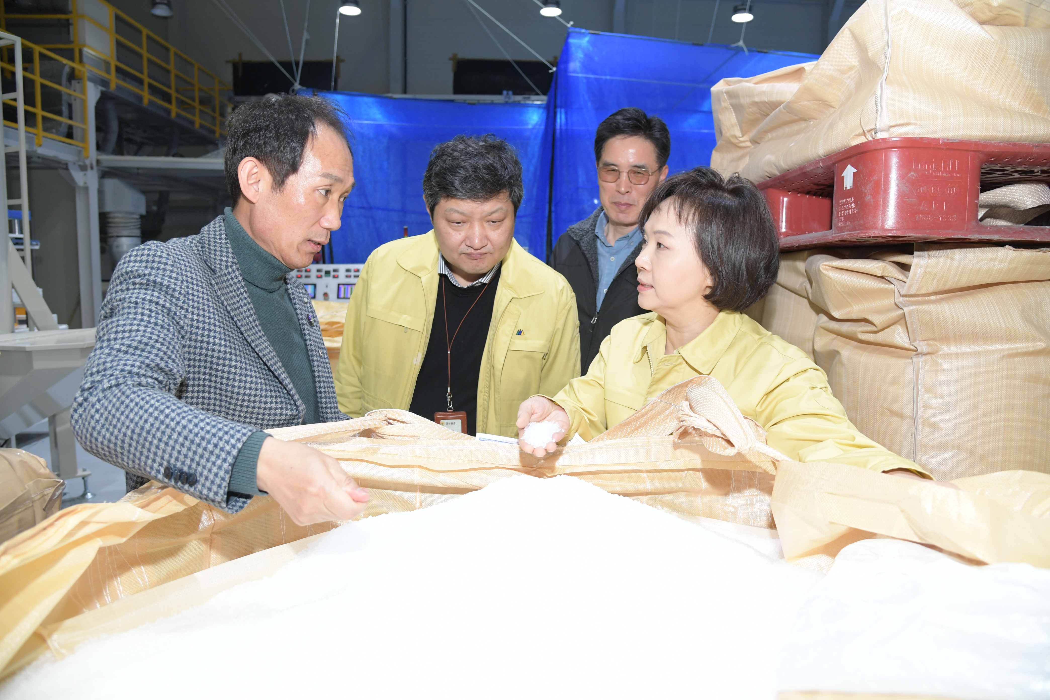 Photo News2 - [Mar. 24, 2020] Minister inspects mask-filter manufacturing site