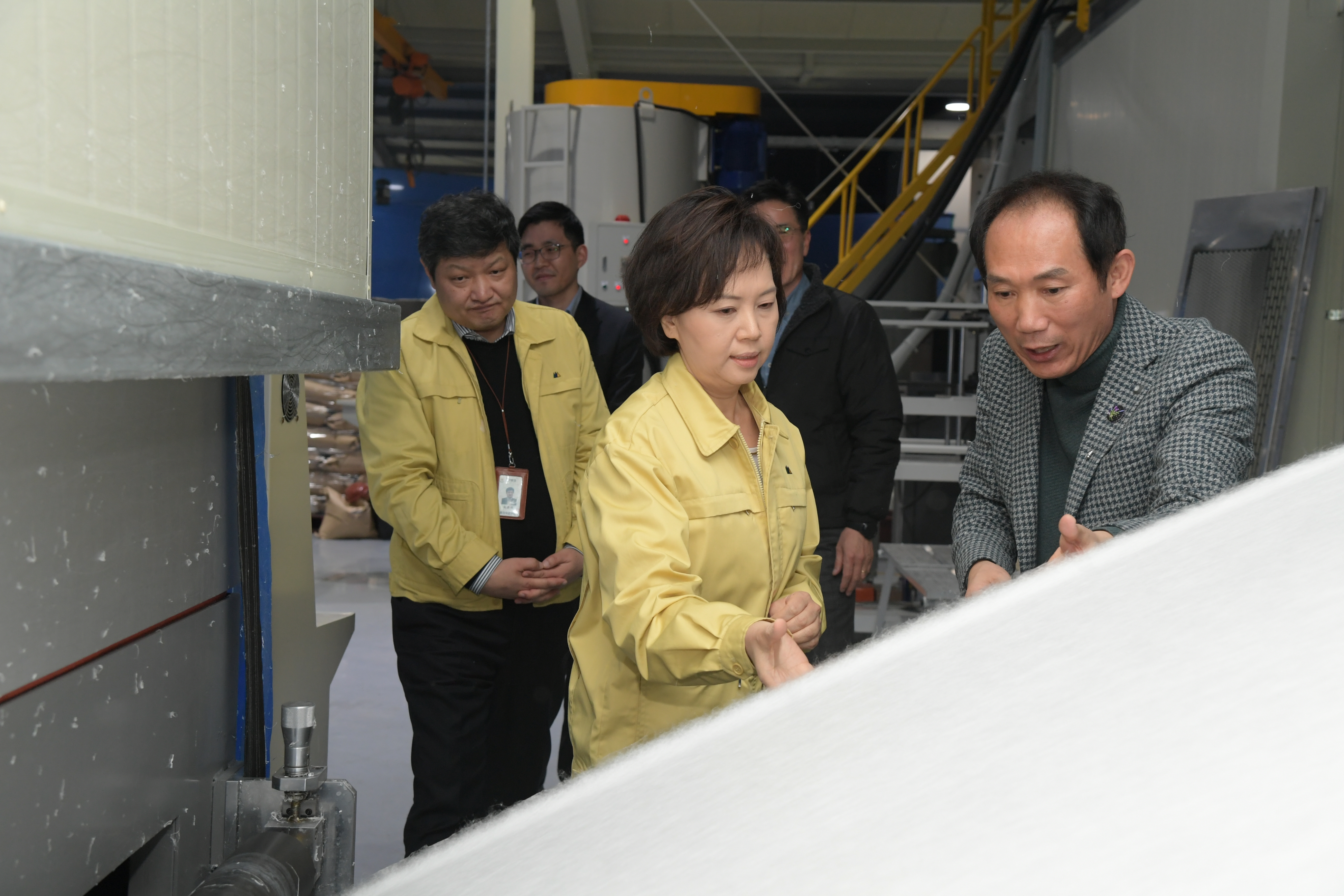 Photo News3 - [Mar. 24, 2020] Minister inspects mask-filter manufacturing site