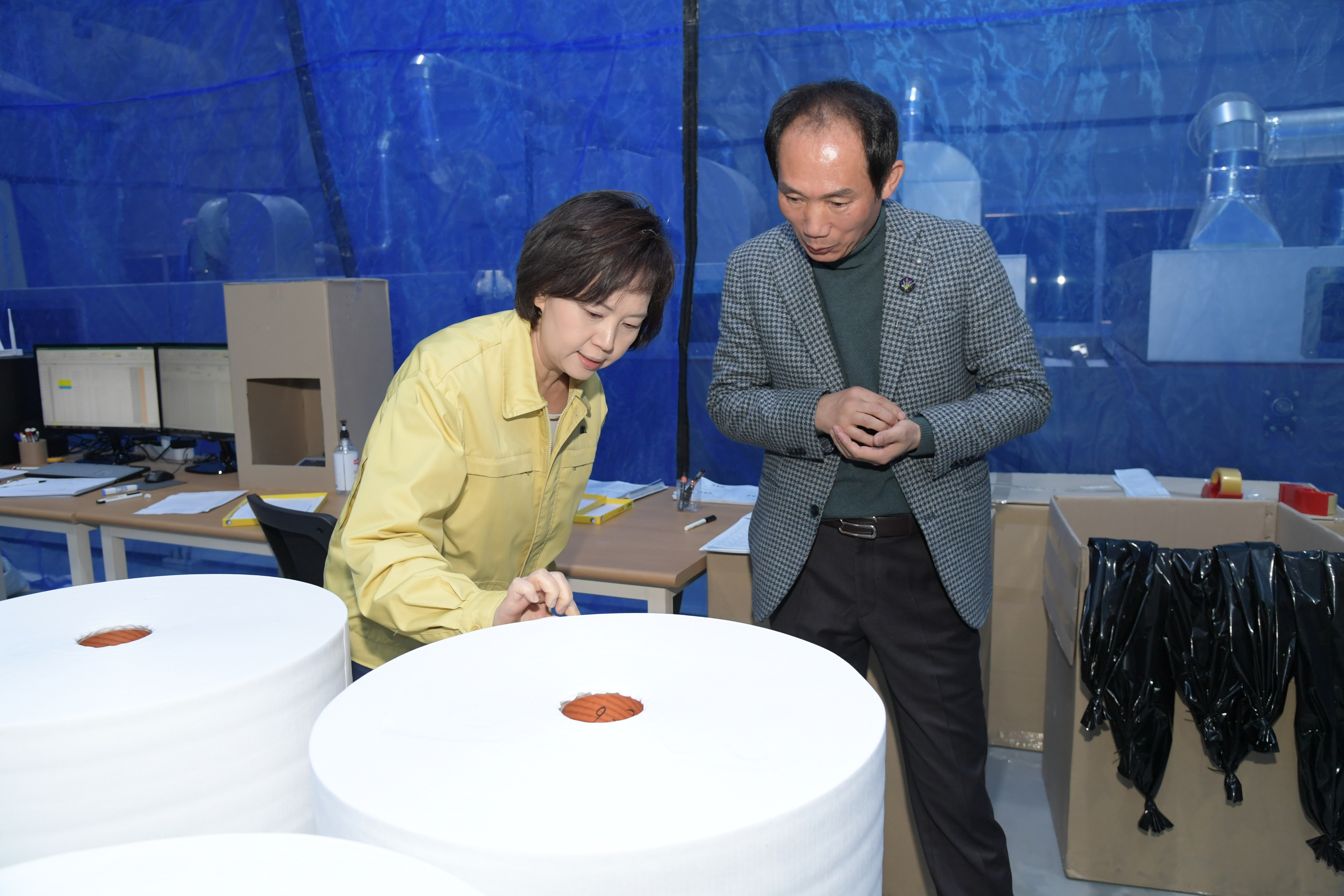 Photo News4 - [Mar. 24, 2020] Minister inspects mask-filter manufacturing site