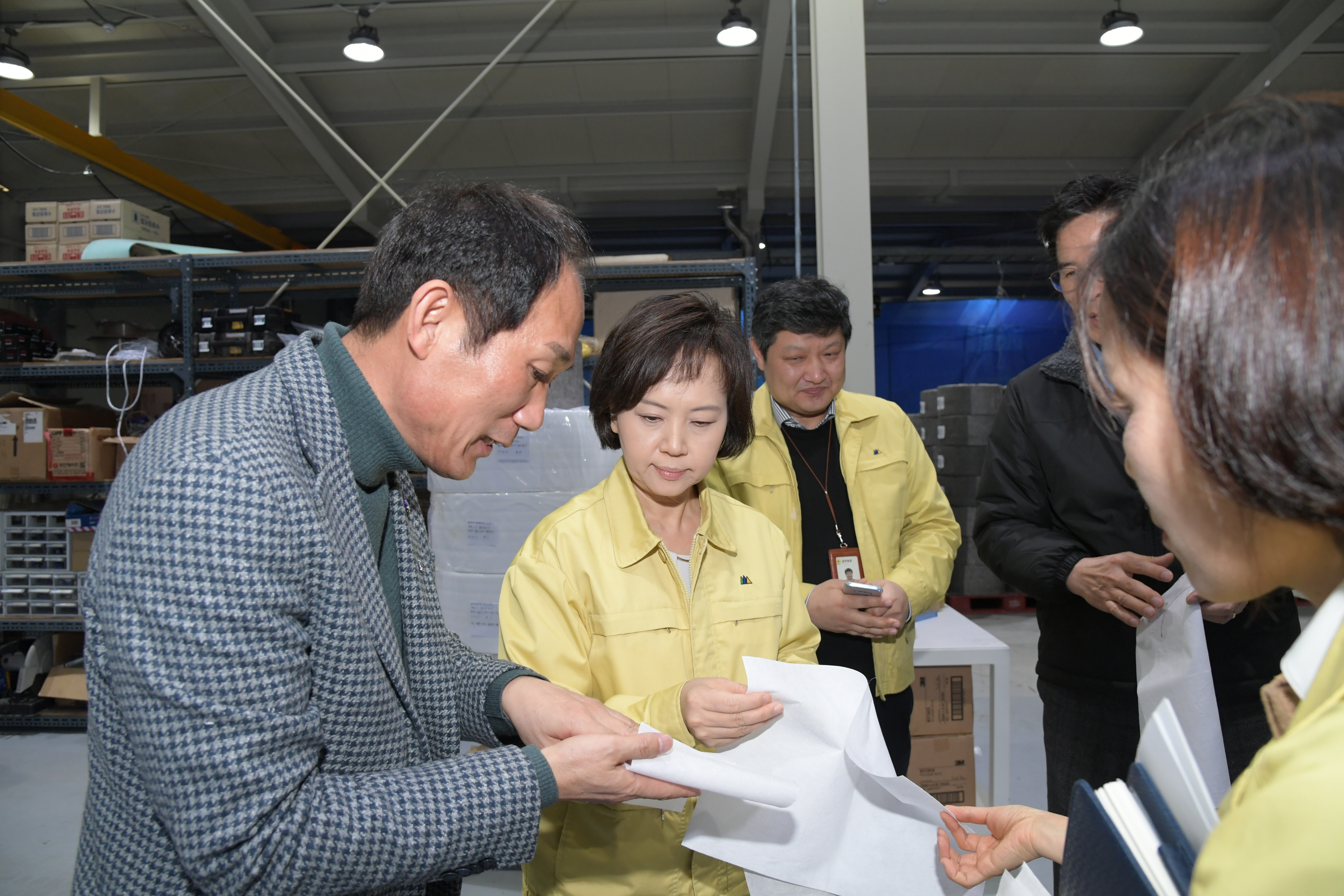 Photo News5 - [Mar. 24, 2020] Minister inspects mask-filter manufacturing site