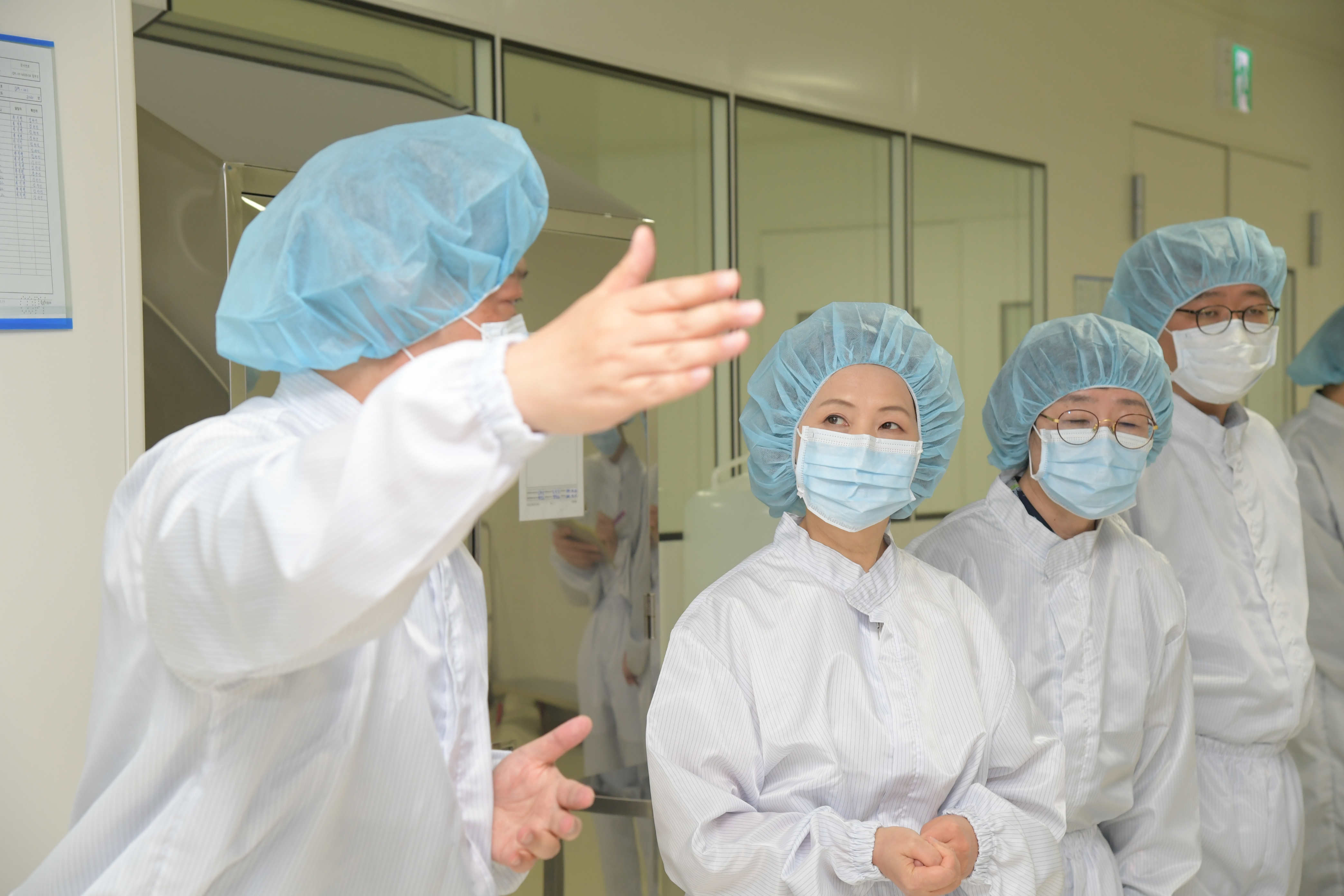 Photo News5 - [May 22, 2020] Minister inspects influenza vaccine manufacturing sites and attends pharmaceutical industry conference