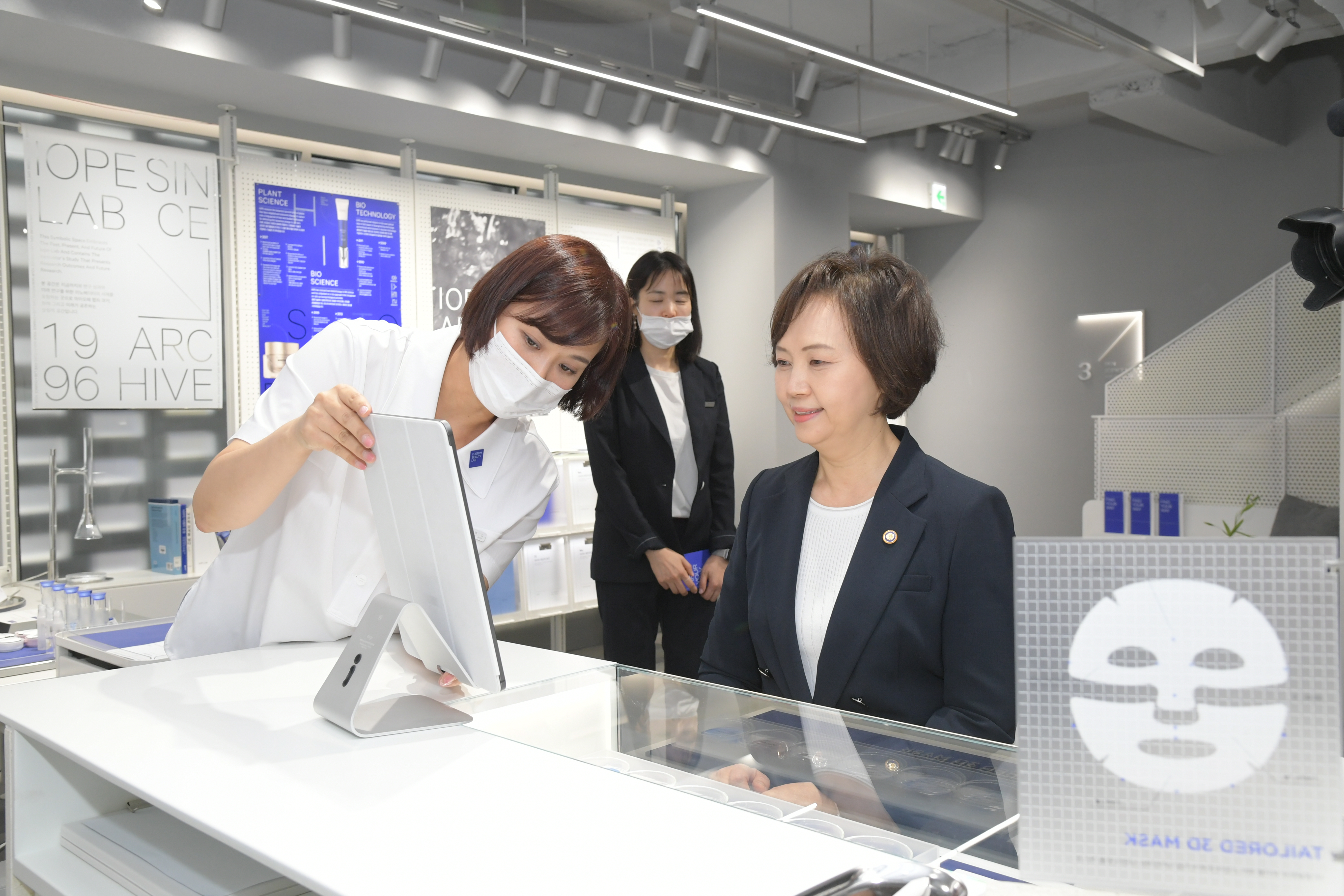 Photo News4 - [May 29, 2020] Minister of Food and Drug Safety visits customized cosmetics lab and attends CEO Meeting