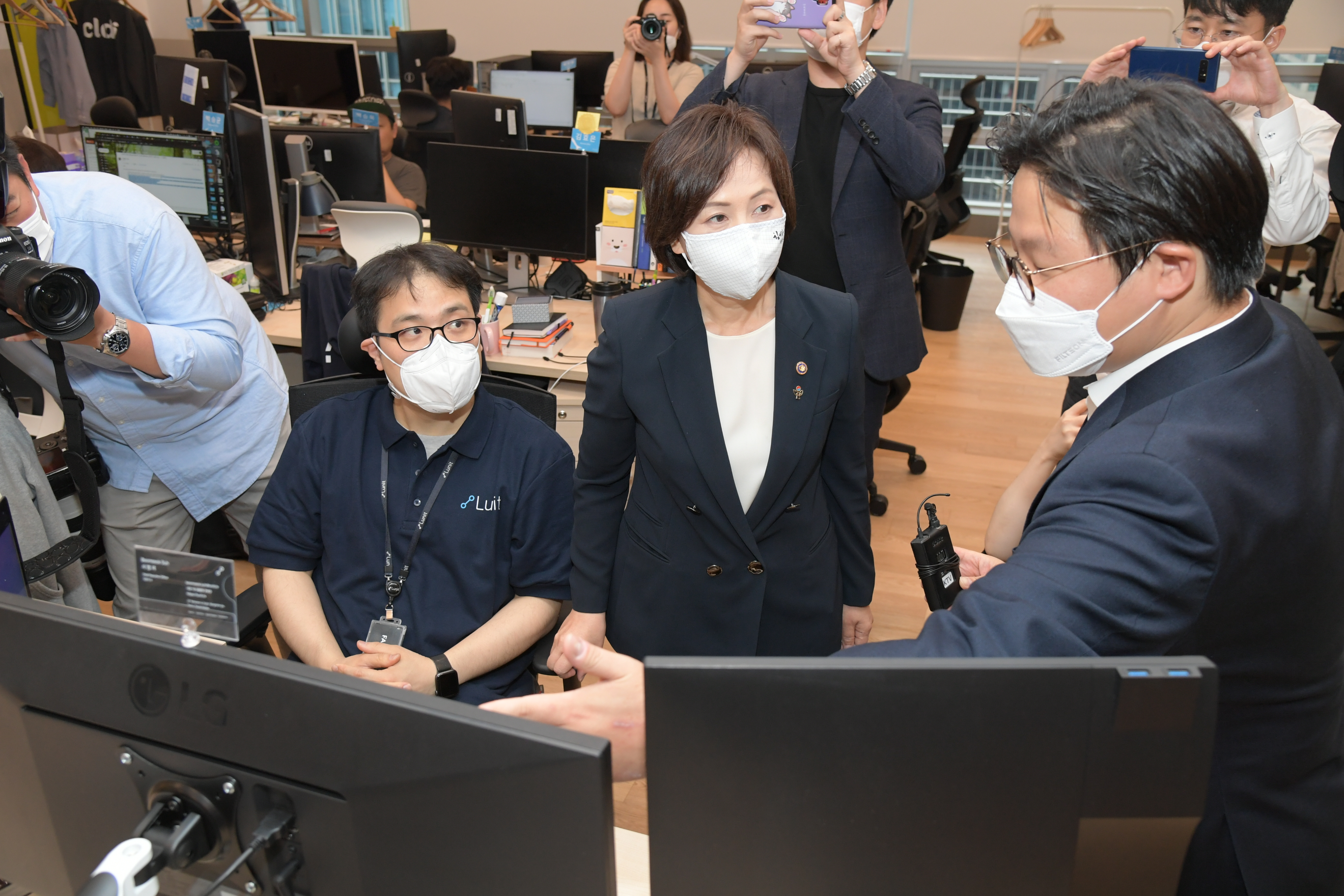 Photo News1 - [Jun. 15, 2020] Minister of Food and Drug Safety visits AI medical devicies company and attends CEO Meeting