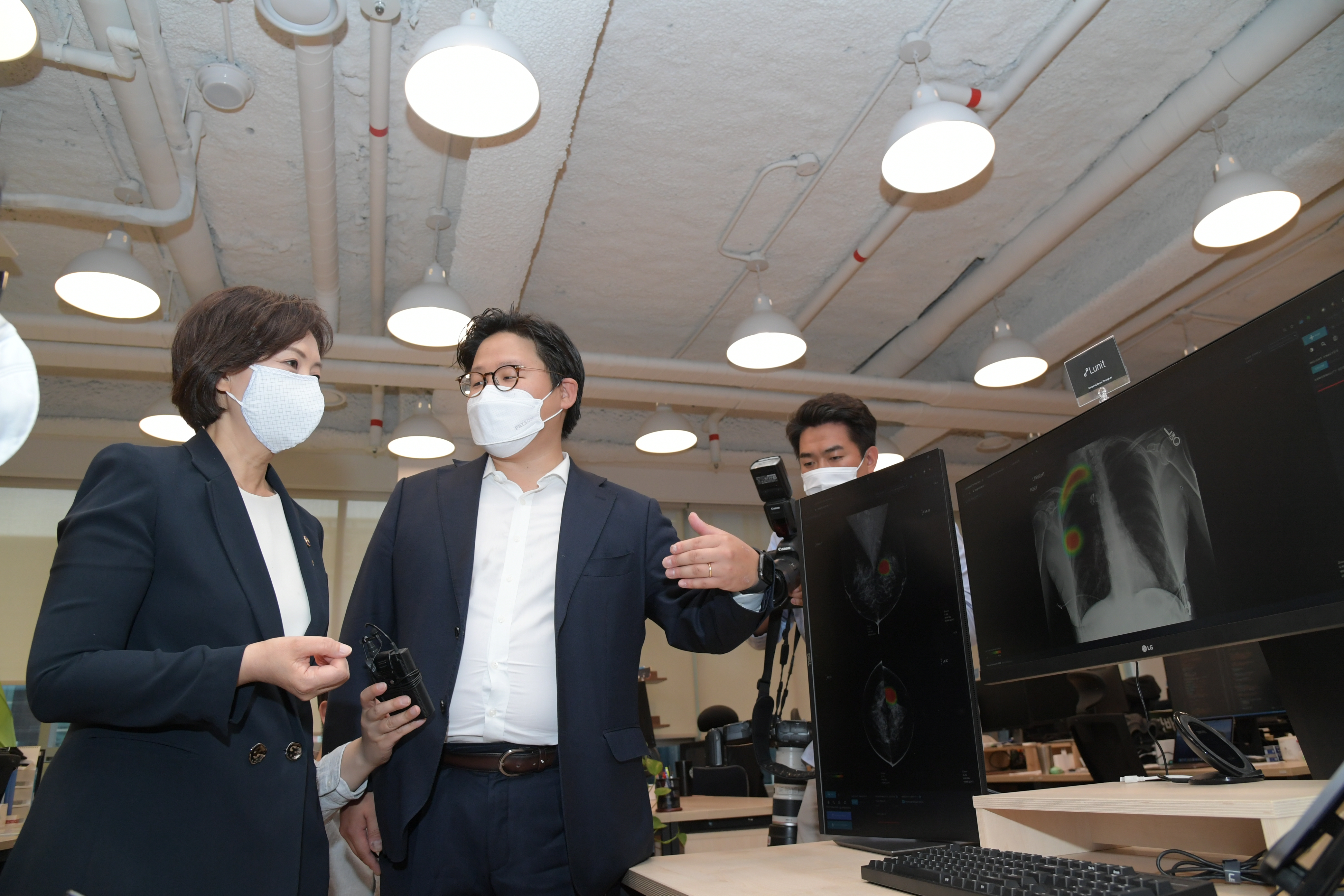 Photo News2 - [Jun. 15, 2020] Minister of Food and Drug Safety visits AI medical devicies company and attends CEO Meeting