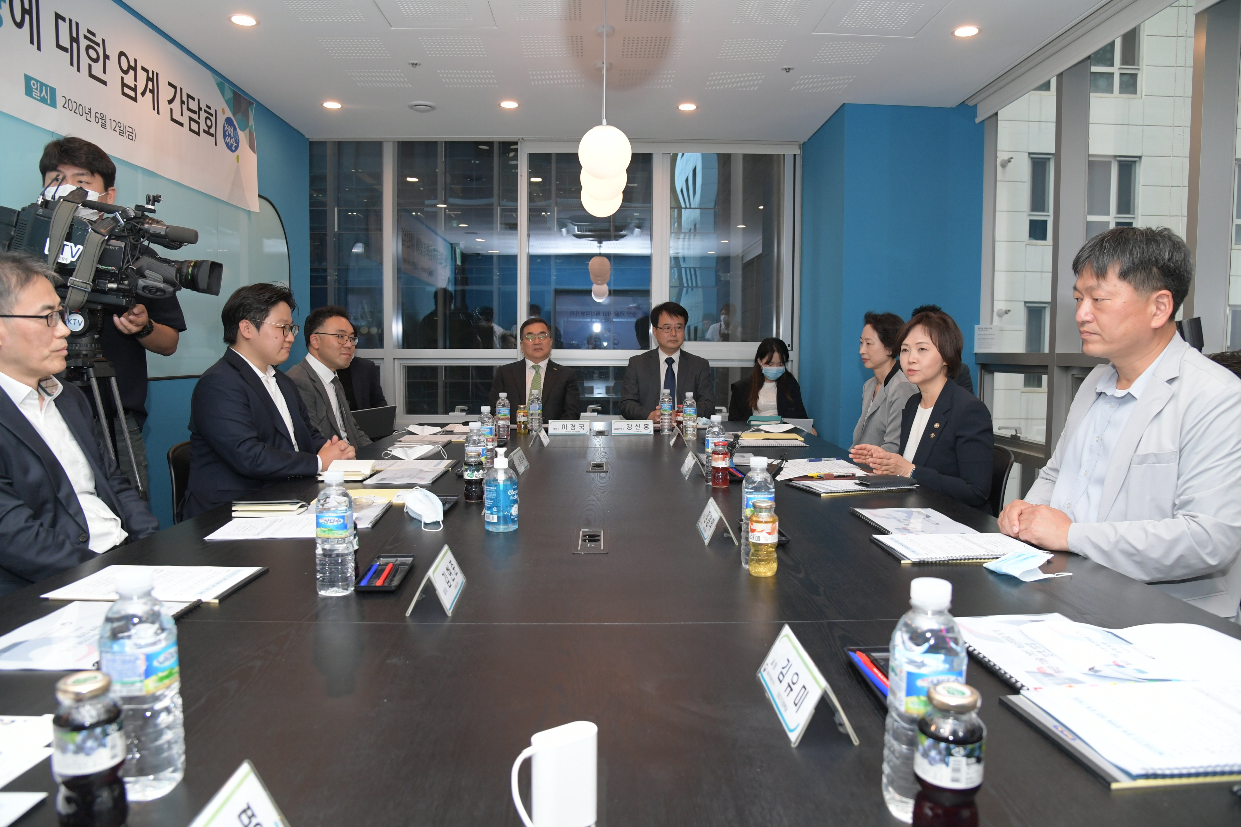 Photo News4 - [Jun. 15, 2020] Minister of Food and Drug Safety visits AI medical devicies company and attends CEO Meeting