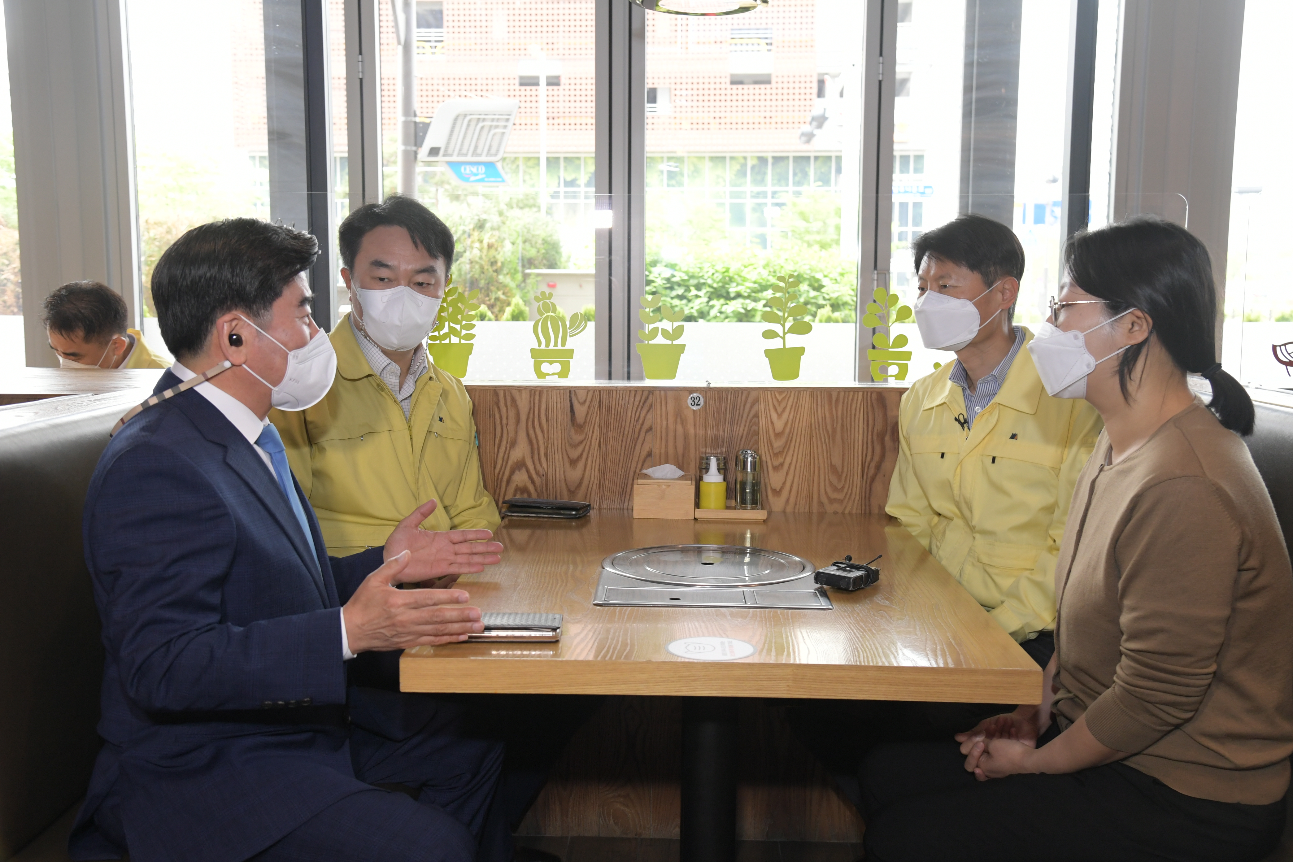 Photo News2 - [April 24, 2021] Minister inspects restaurants to check COVID-19 anti-epidemic measures