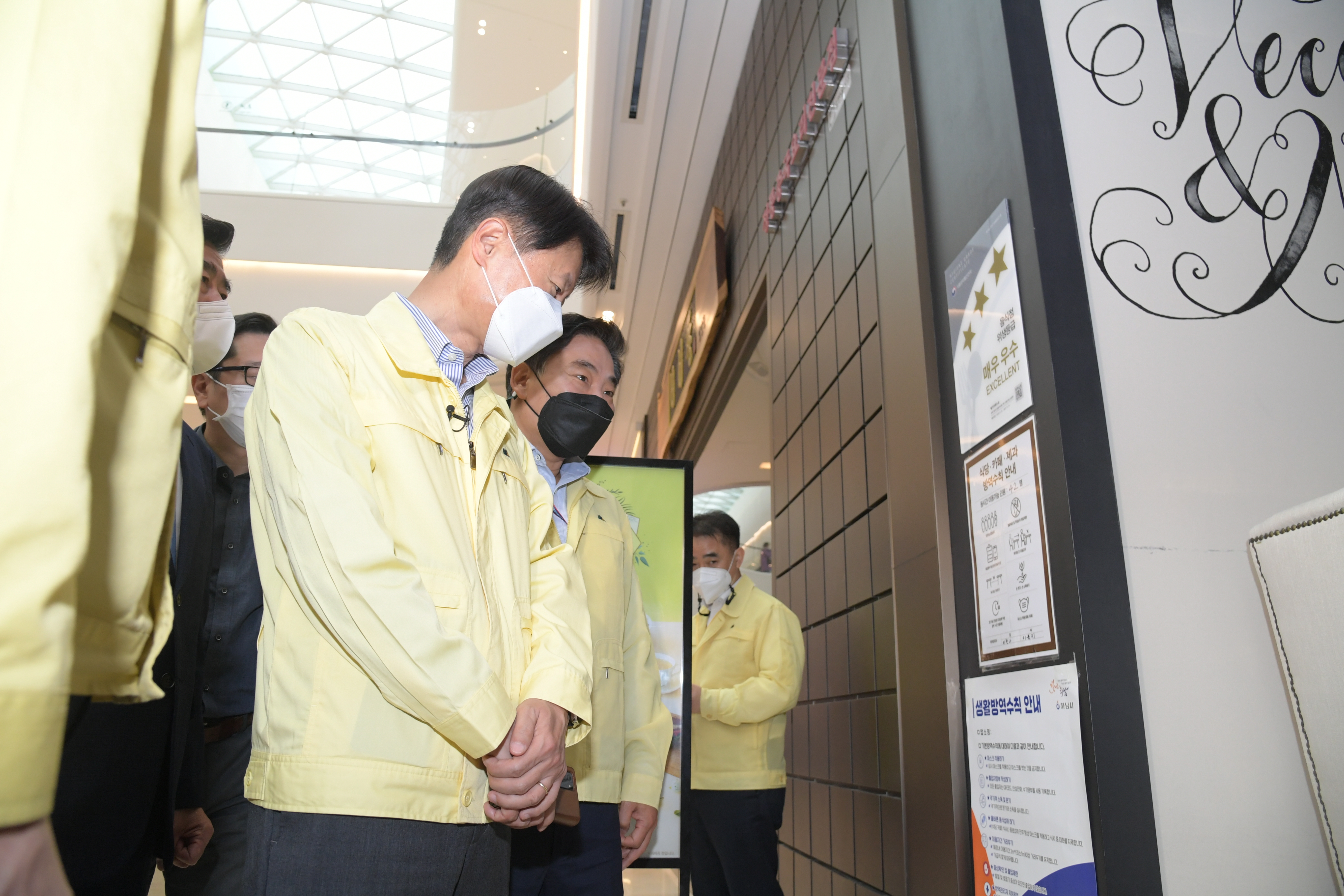 Photo News3 - [April 24, 2021] Minister inspects restaurants to check COVID-19 anti-epidemic measures