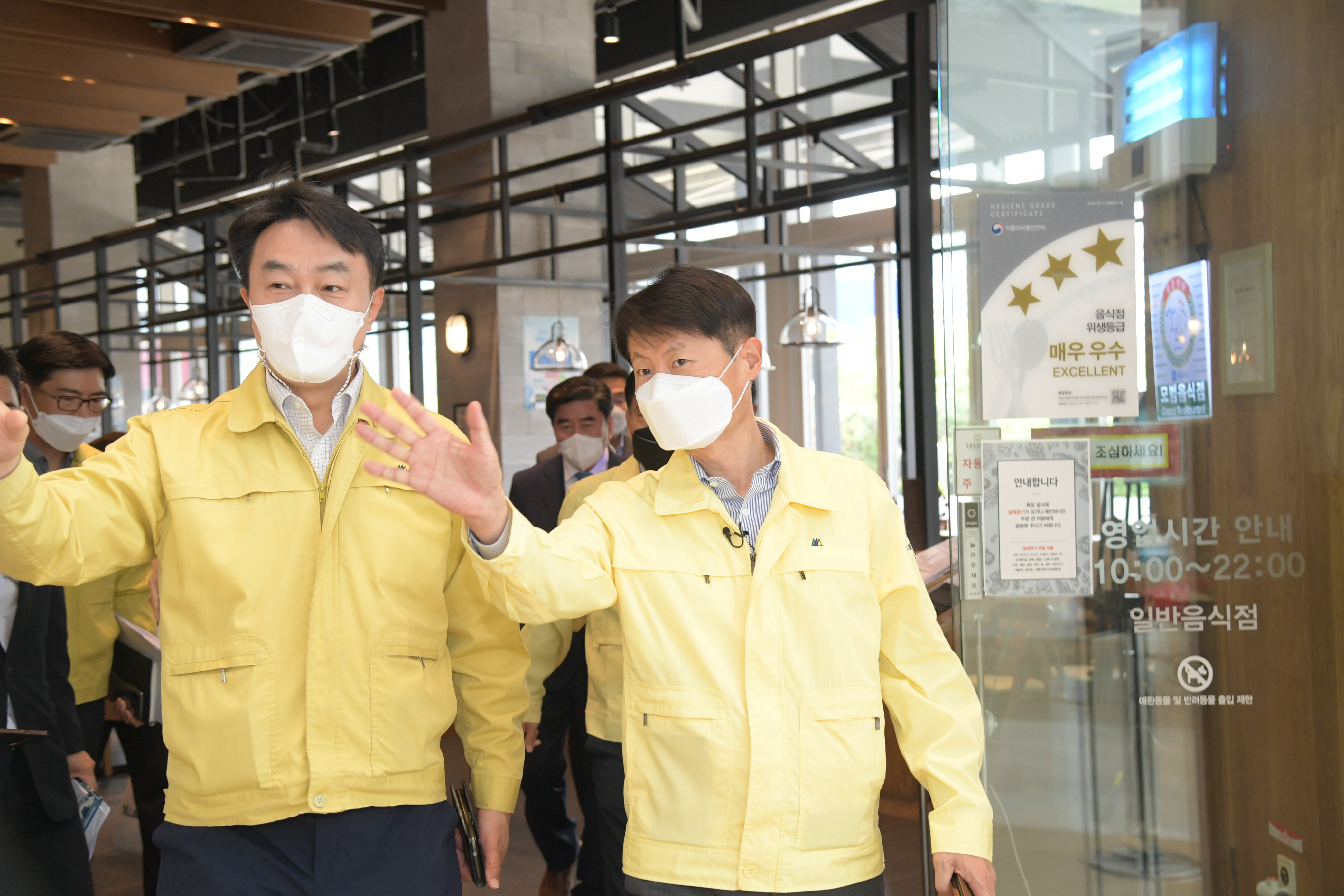 Photo News4 - [April 24, 2021] Minister inspects restaurants to check COVID-19 anti-epidemic measures