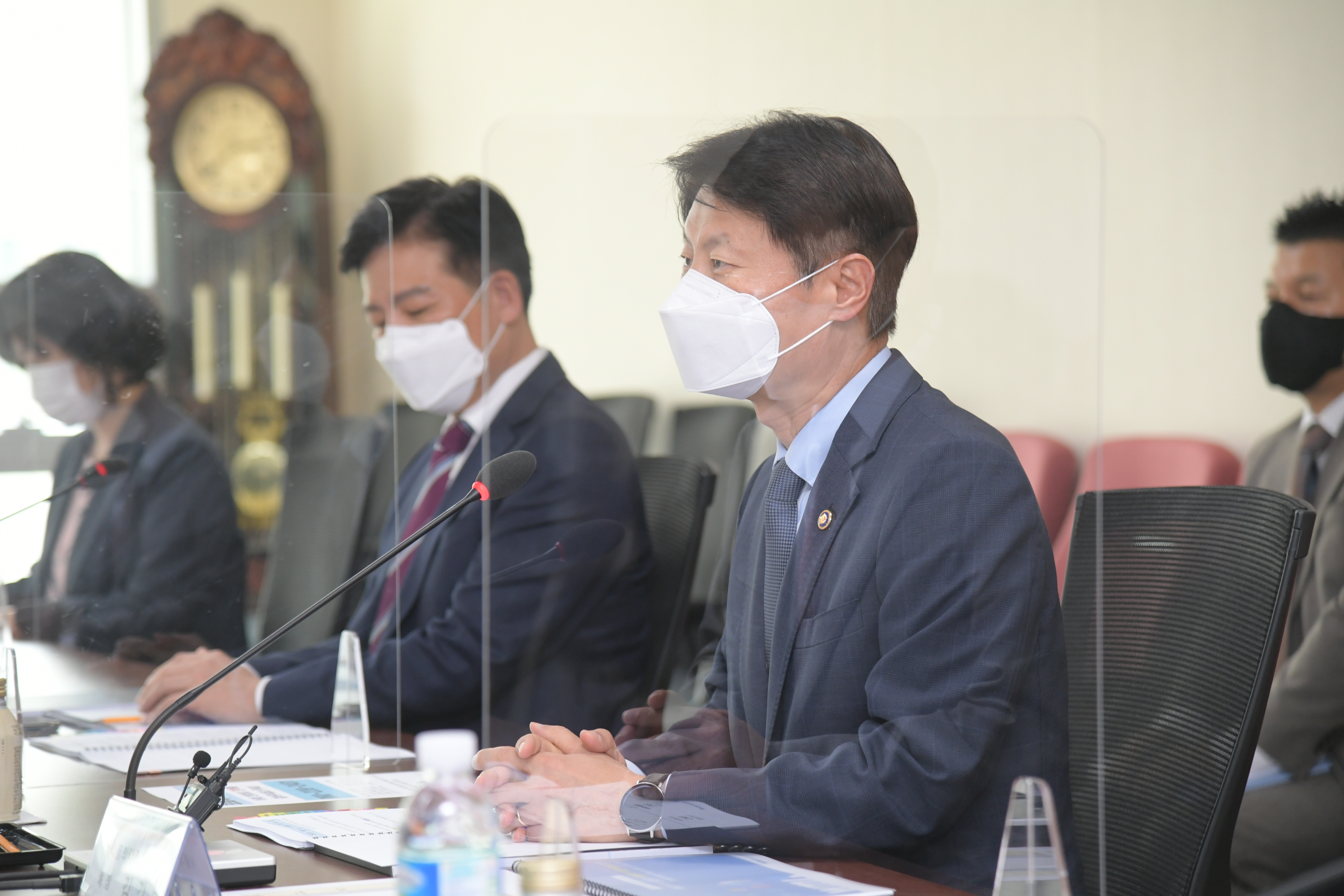 Photo News3 - [May 7, 2021] Minister holds Medical Device Regulatory Support Meeting