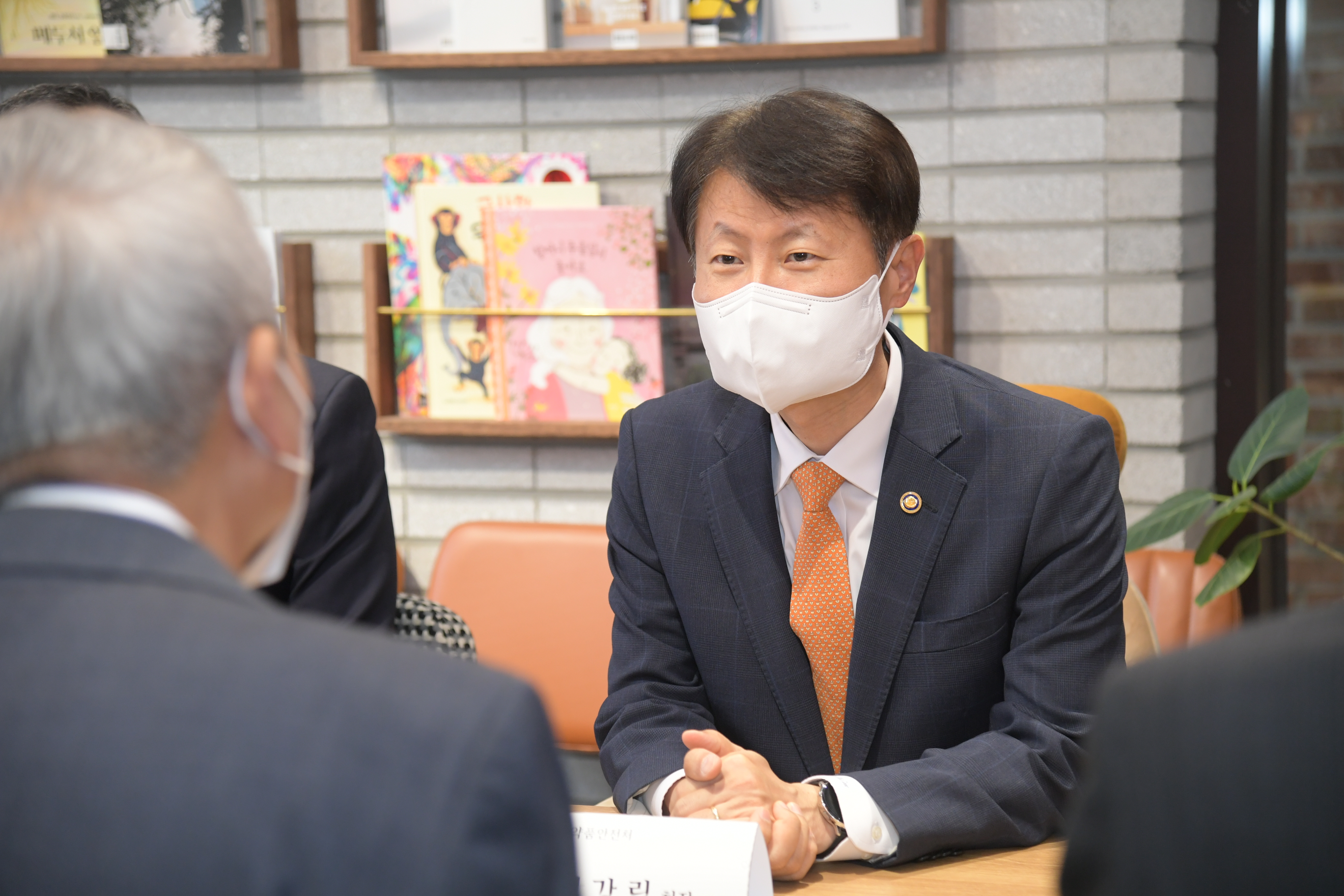 Photo News1 - [May 28, 2021] Minister visits sales site of cosmetics sold in small portions