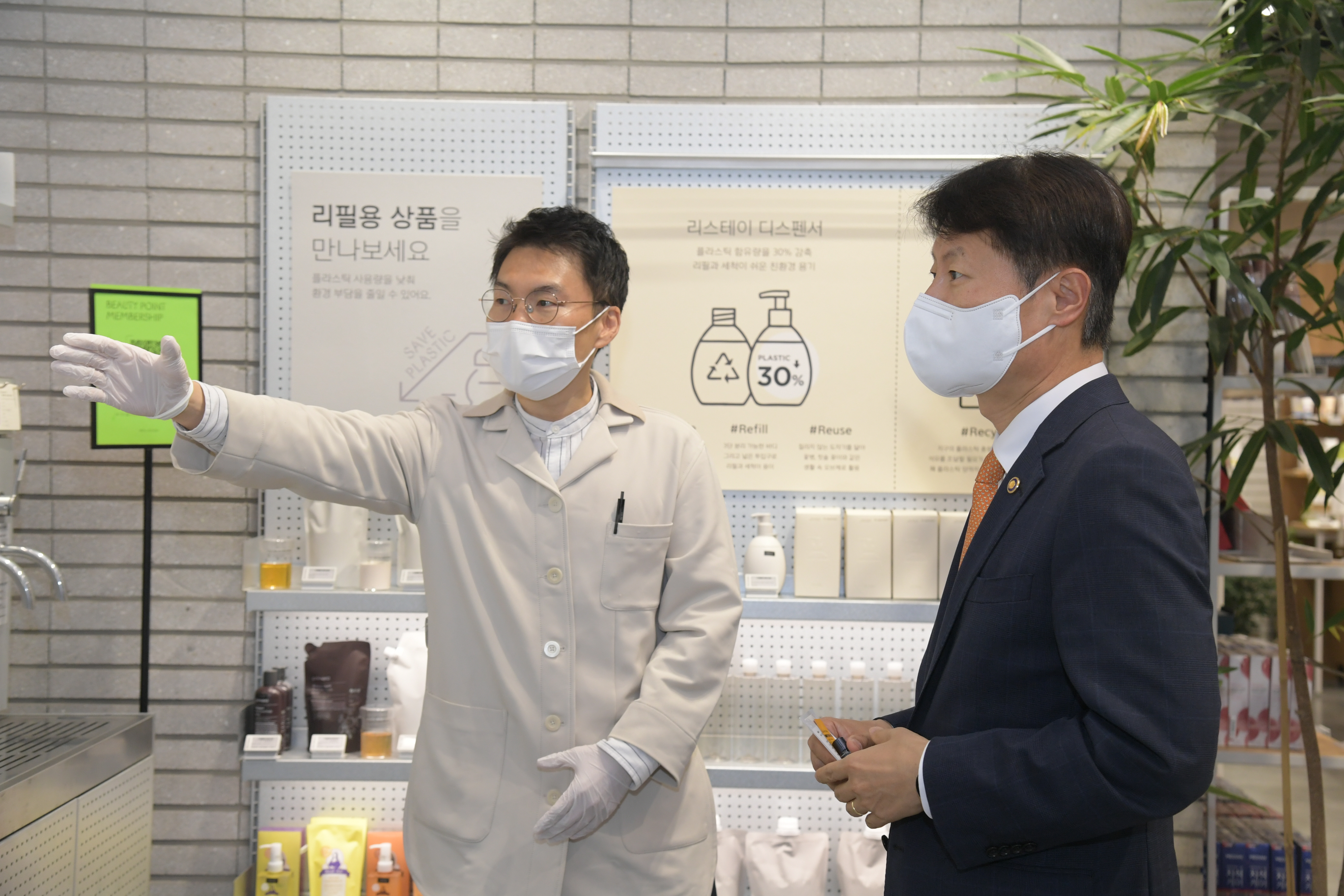 Photo News3 - [May 28, 2021] Minister visits sales site of cosmetics sold in small portions