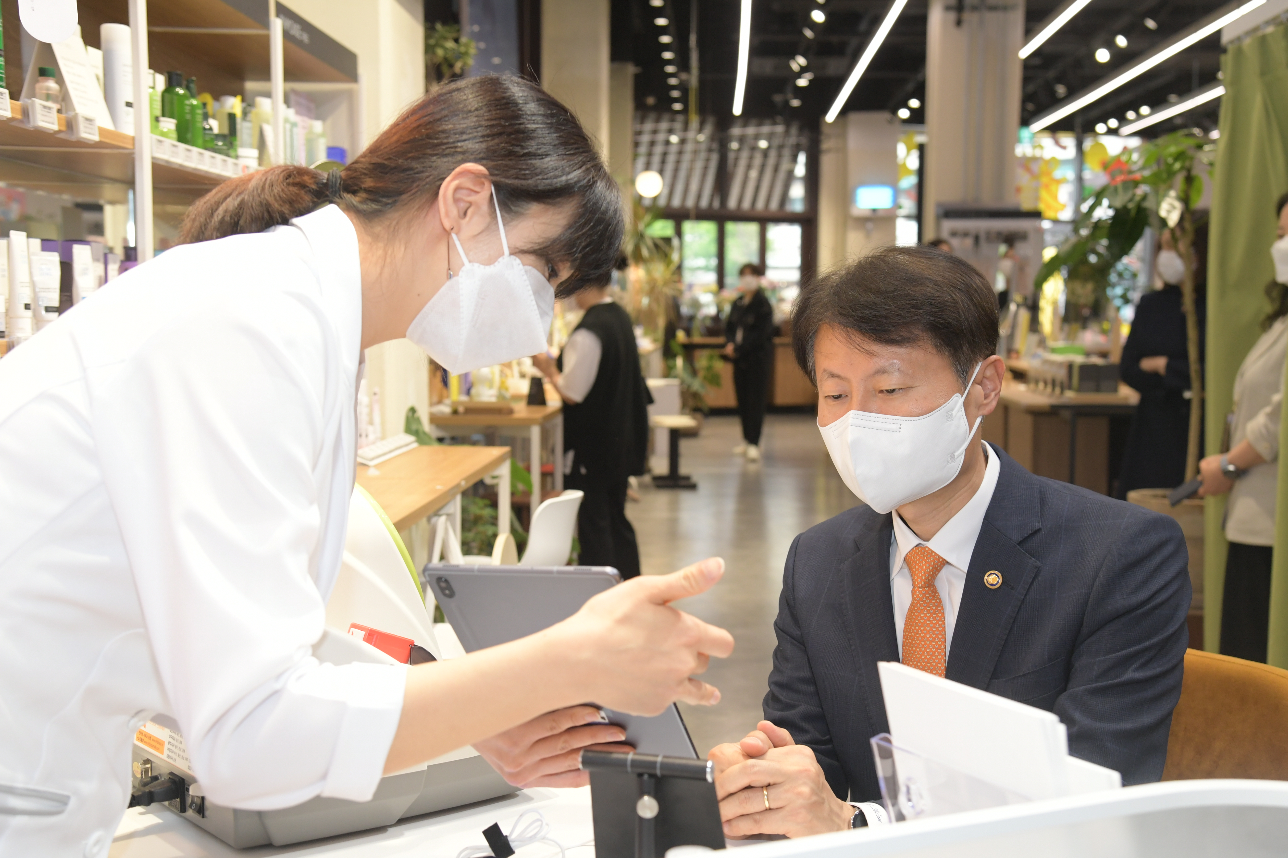 Photo News4 - [May 28, 2021] Minister visits sales site of cosmetics sold in small portions