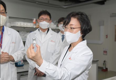 [June 30, 2022] Minister Visits Medical Product Manufacturing Site