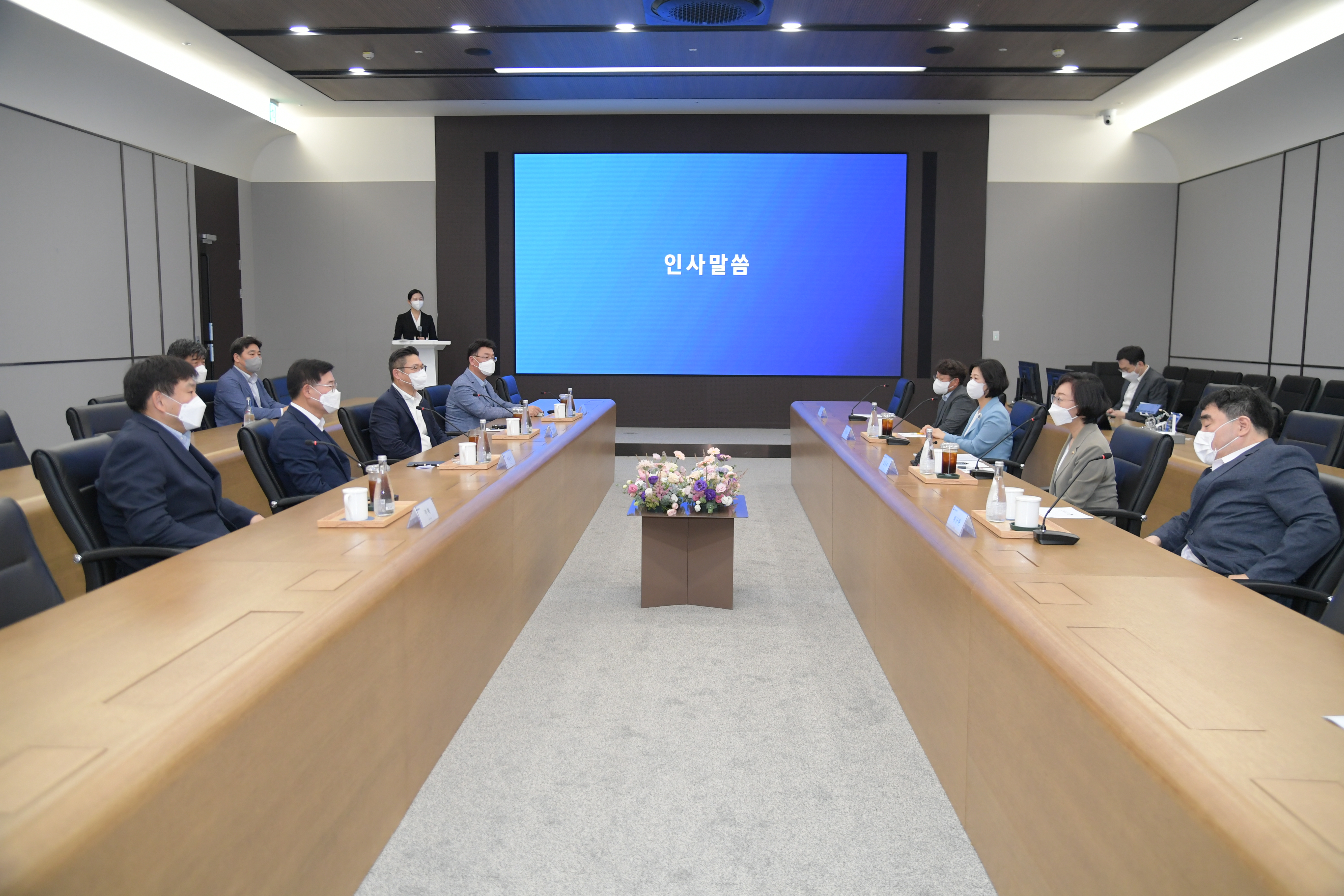 Photo News2 - [July 5, 2022] Minister Visits Digital Medical Device Manufacturing Site