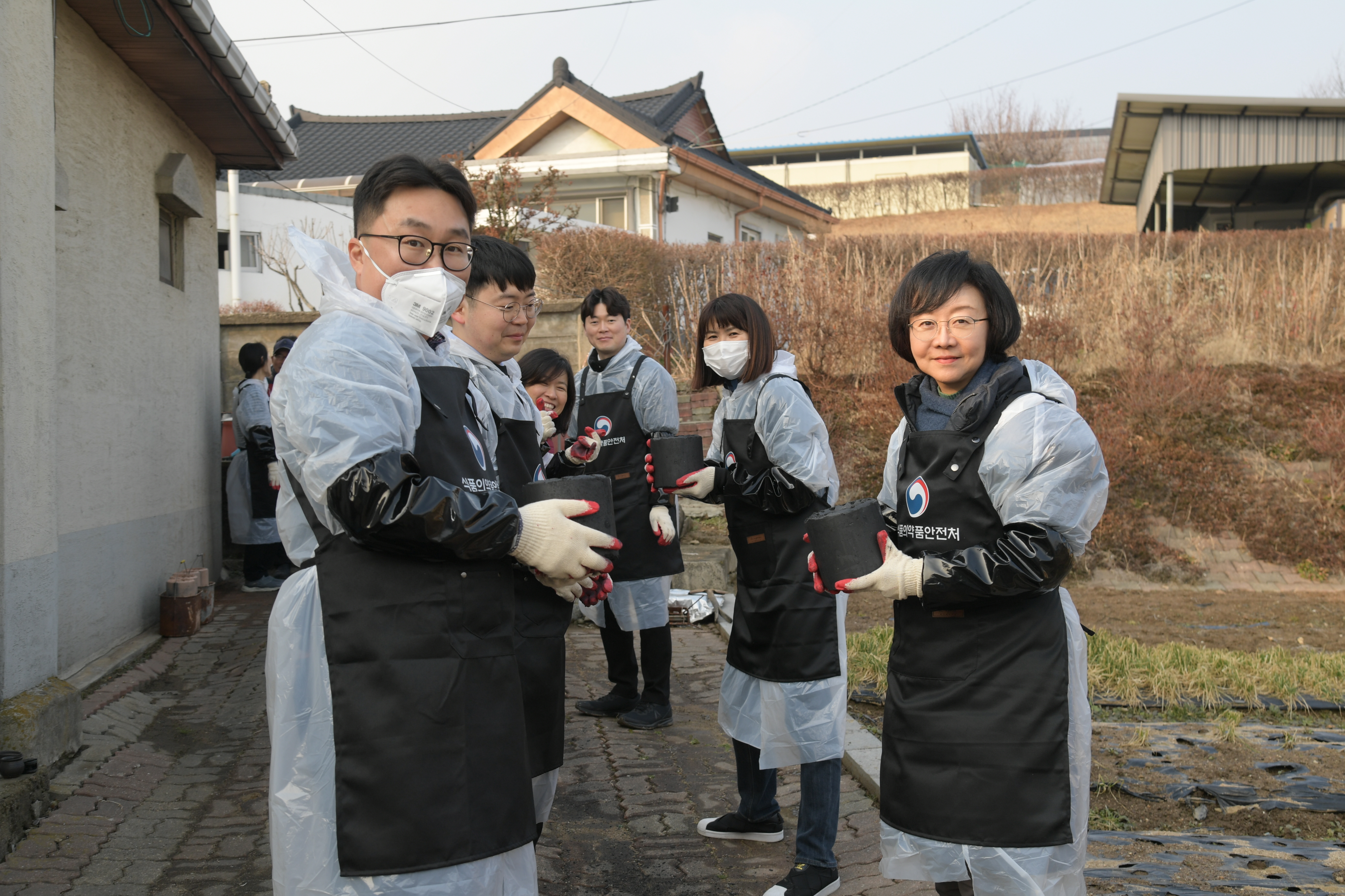 Photo News2 - Delivering coal briqueete for underprivileged people
