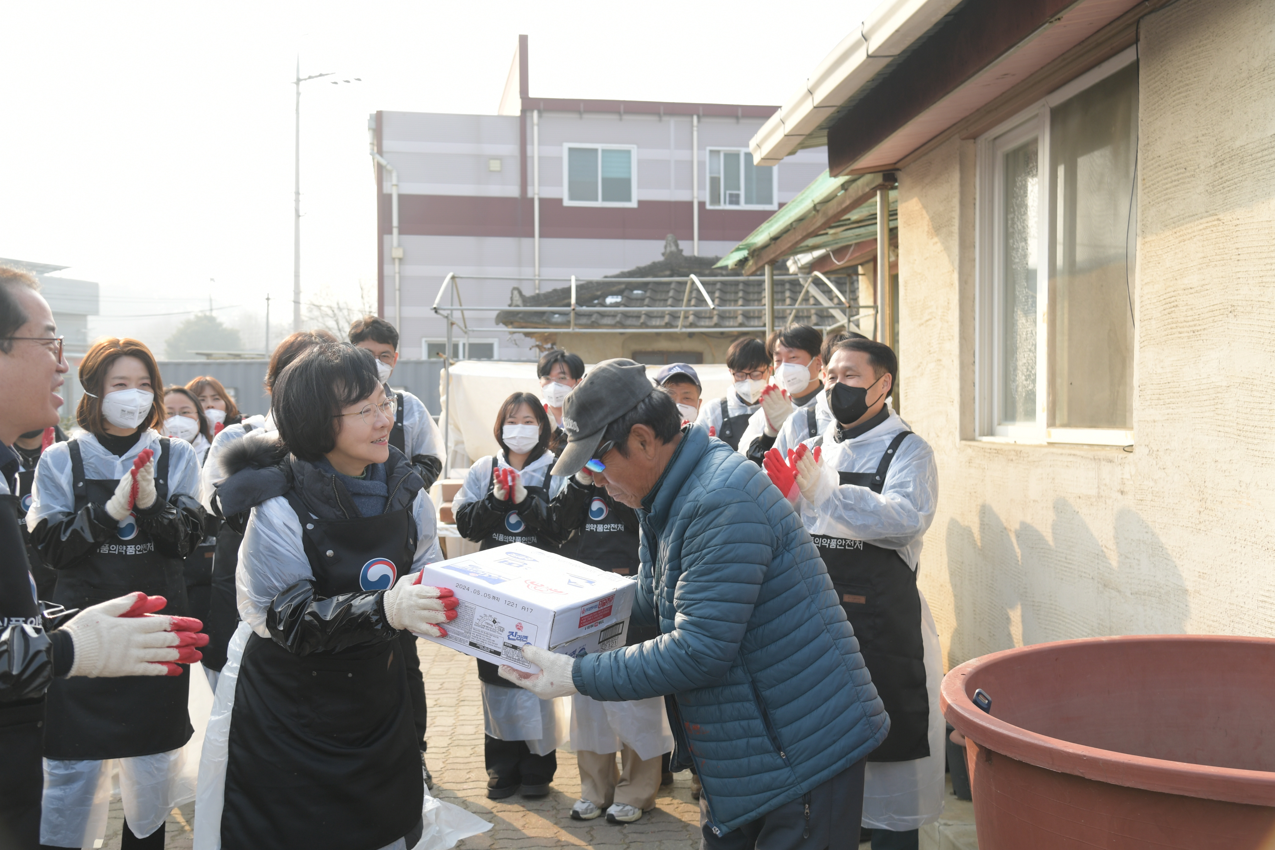 Photo News3 - Delivering coal briqueete for underprivileged people