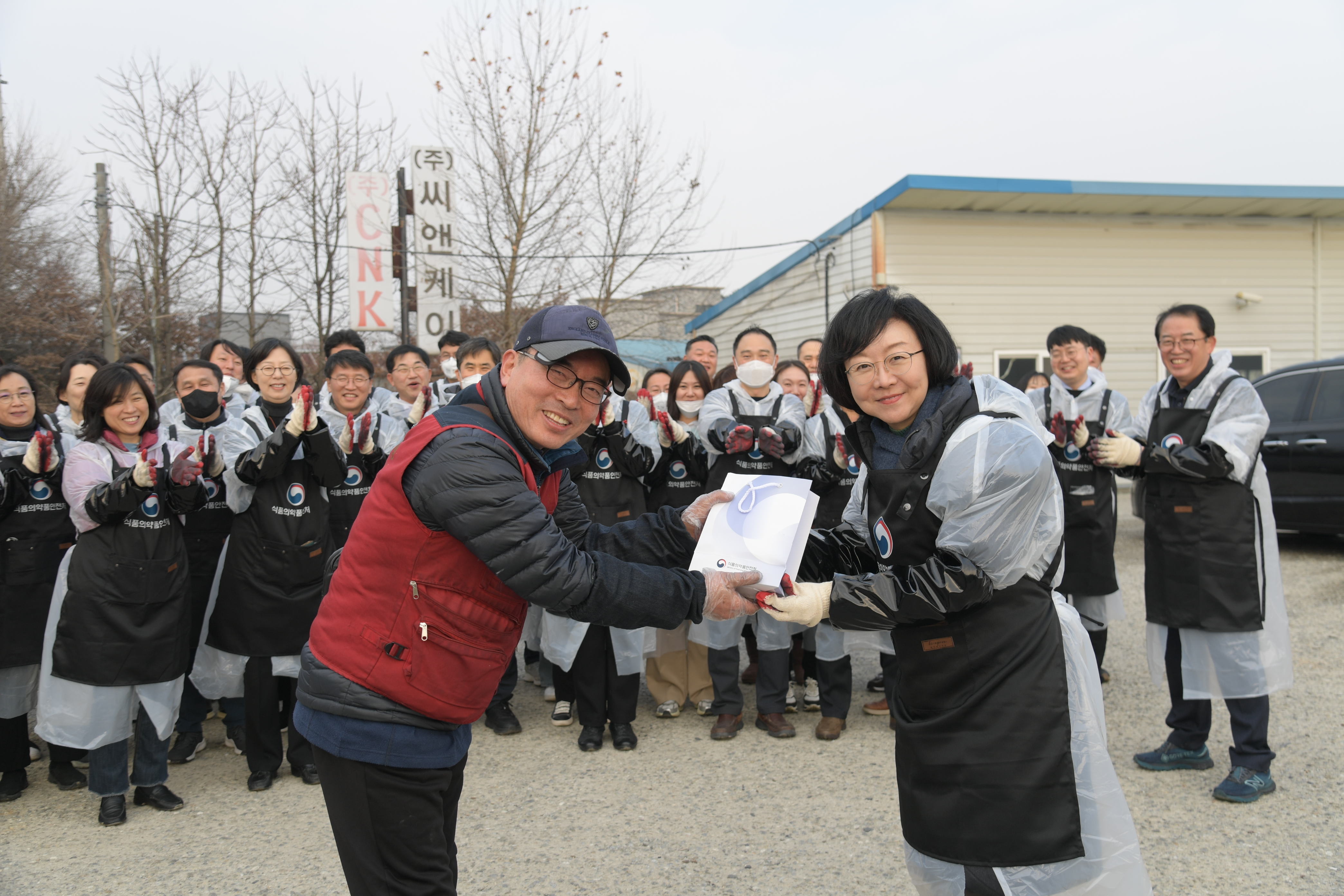 Photo News4 - Delivering coal briqueete for underprivileged people