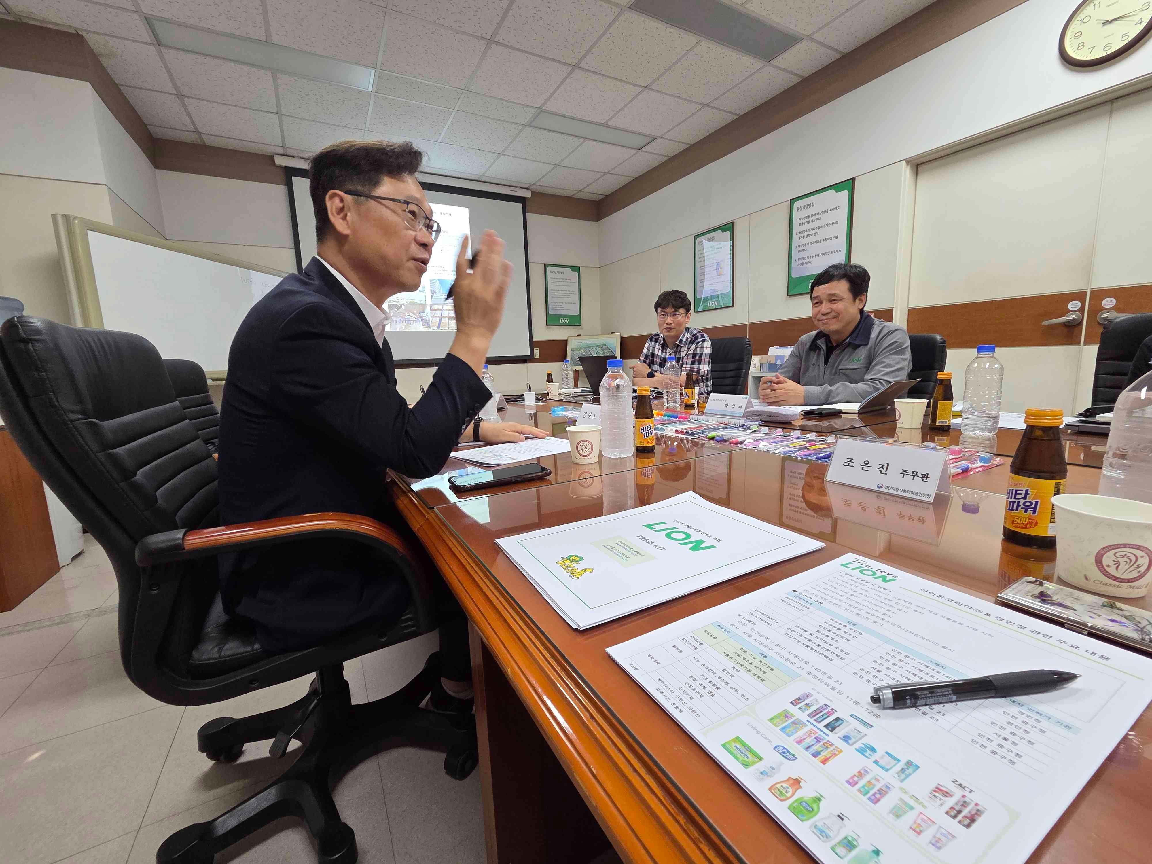 [25.7.30.(수)] 김명호 경인식약청장, 신규 위생용품 수입업체 현장방문_1