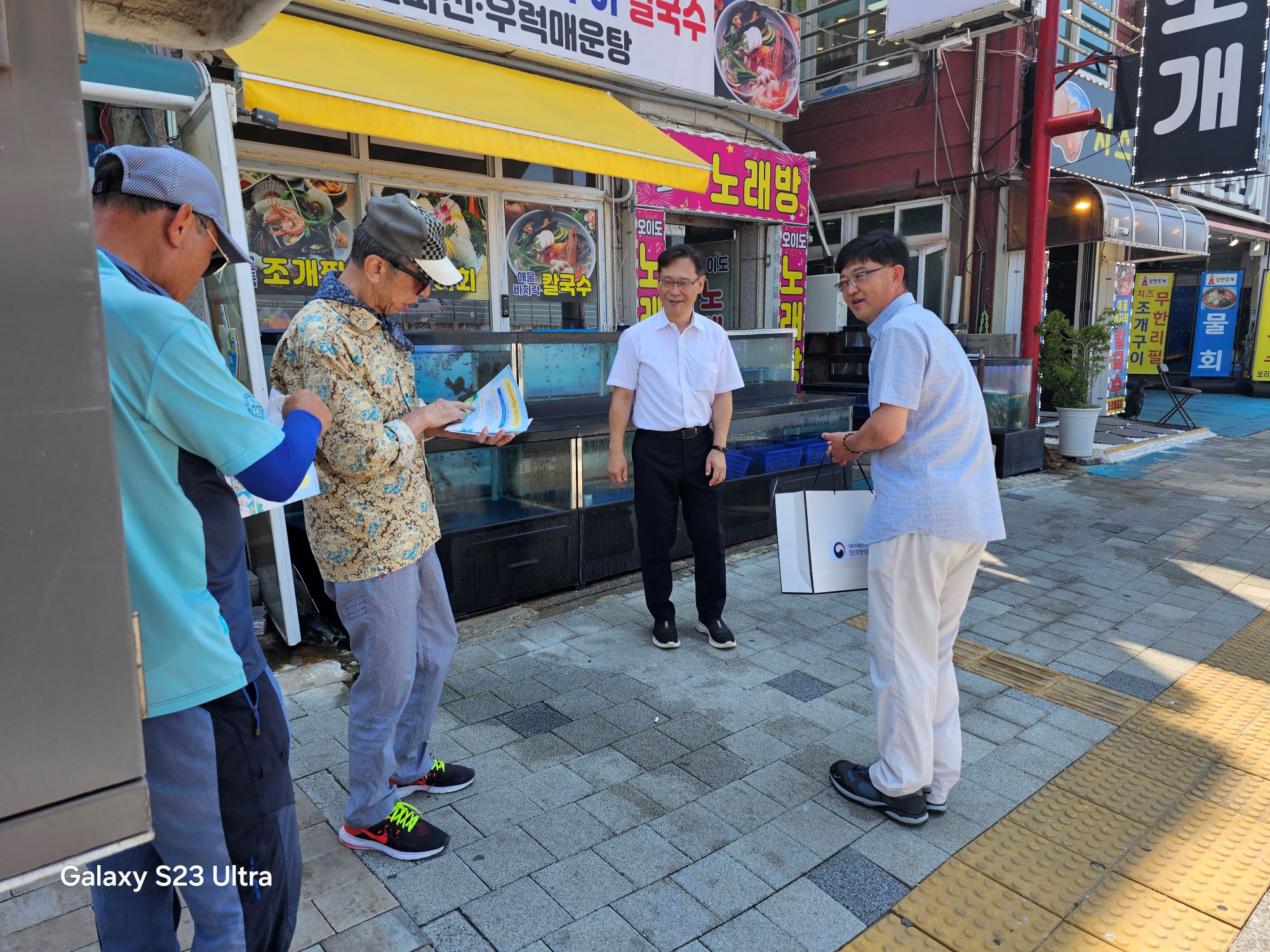 [25.7.29.(화)] 김명호 경인식약청장, 여름철 수산물 안전관리 현장방문_3