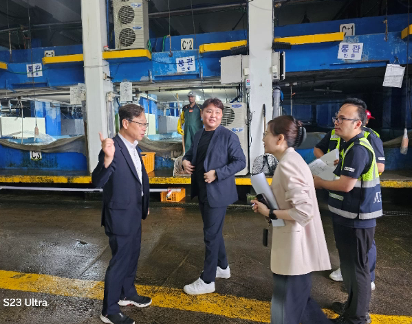 [25.9.17.(수)] 김명호 경인식약청장, 추석 대비 수입 수산물 검사 현장 방문_2