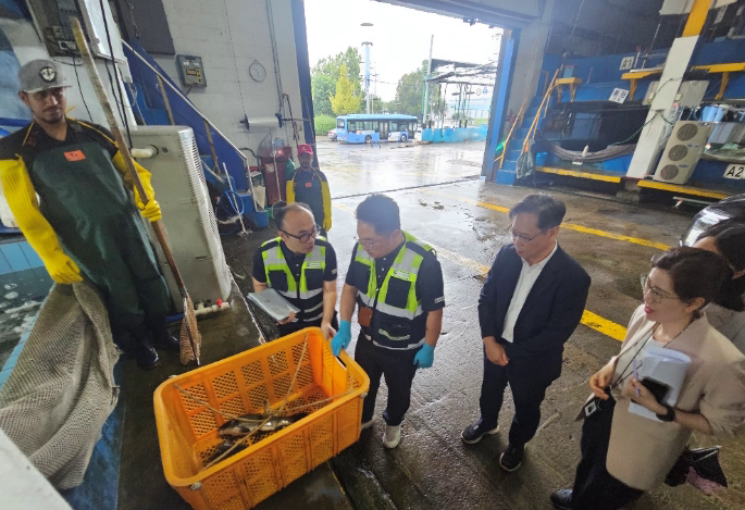 [25.9.17.(수)] 김명호 경인식약청장, 추석 대비 수입 수산물 검사 현장 방문_3
