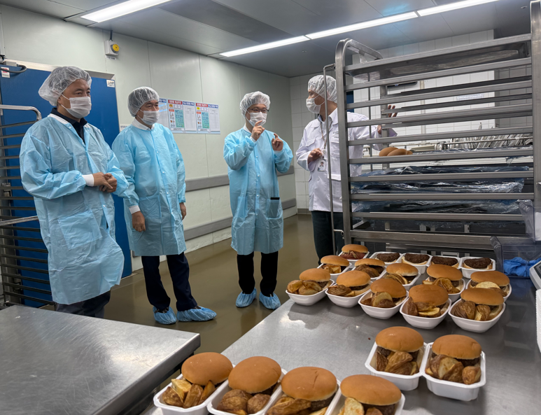 [25.9.30.(화)] 김명호 경인식약청청장, 추석 성수기 맞이 기내식 제조업체 현장방문_1