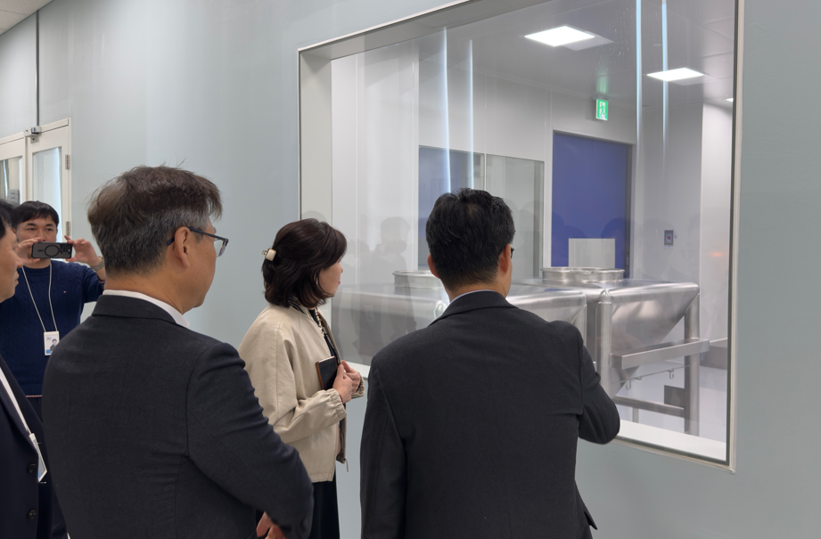 [25.11.5.(수)] 김명호 경인식약청청장, 의약품 GMP 제조소 현장방문_5